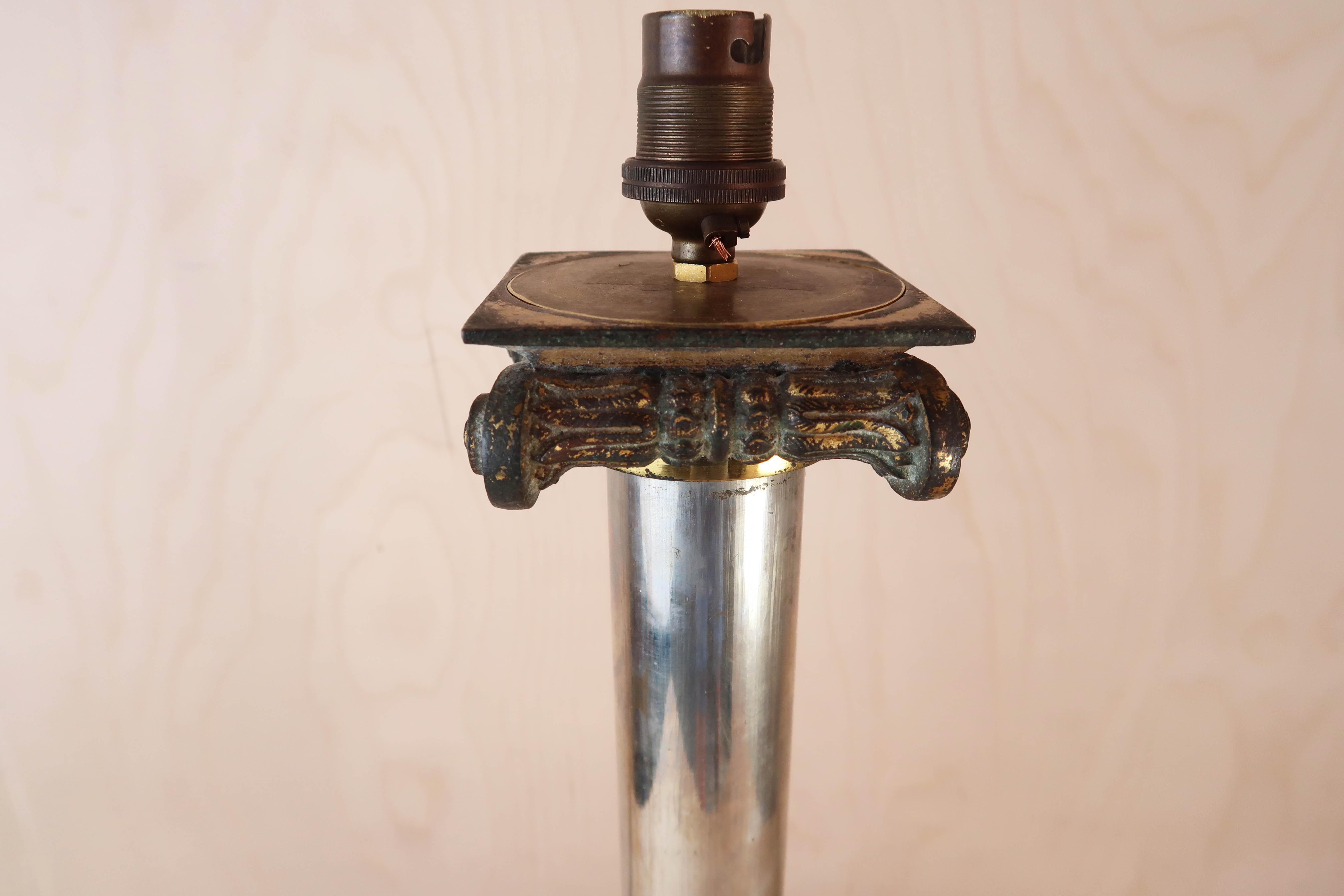 Laiton Lampe de table à colonne ionique en acier antique et laiton. Anglais, début du 19e siècle en vente