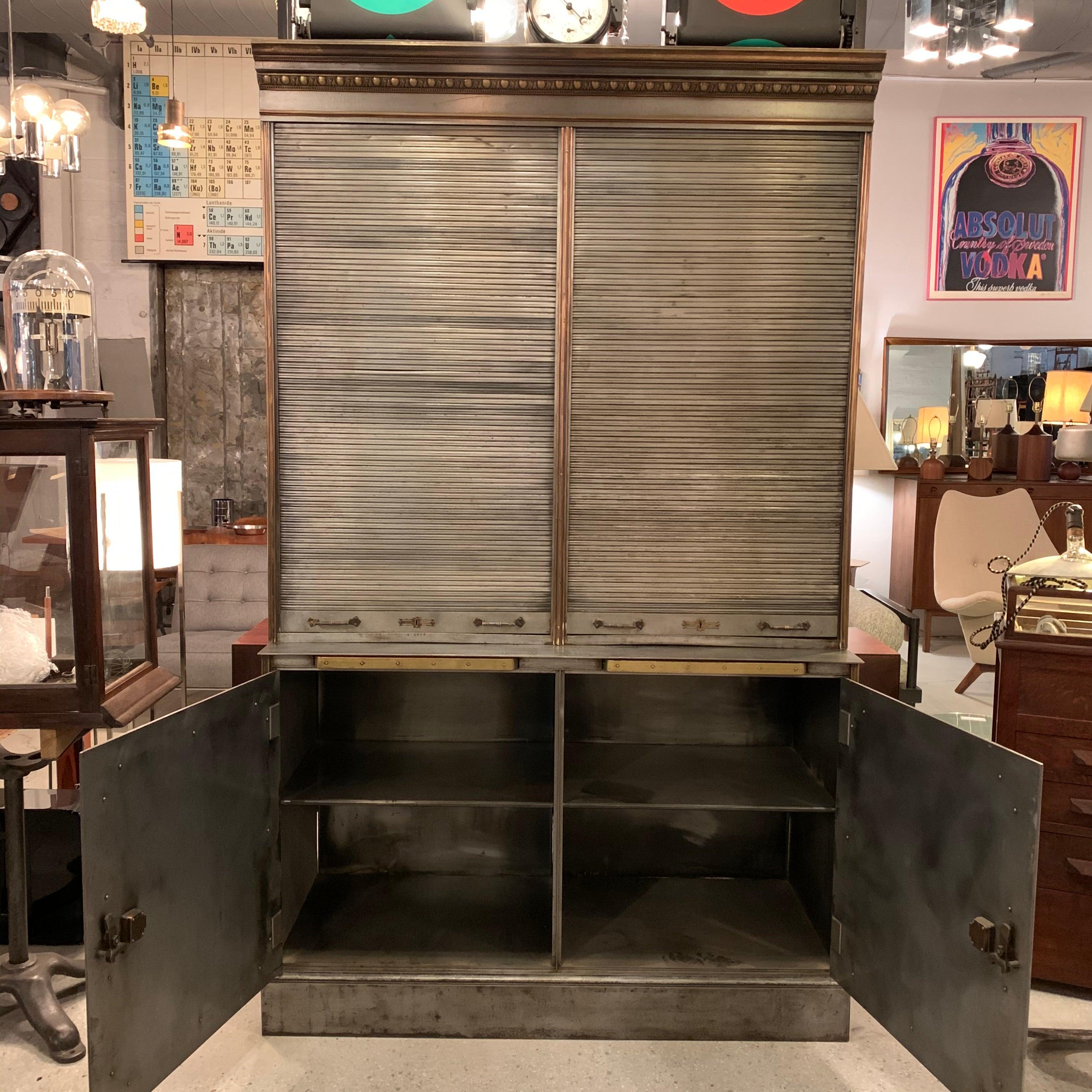 Antiker antiker Vitrinenschrank aus Stahl und Messing mit Rollplatte, Safe Display Cabinet im Zustand „Gut“ im Angebot in Brooklyn, NY