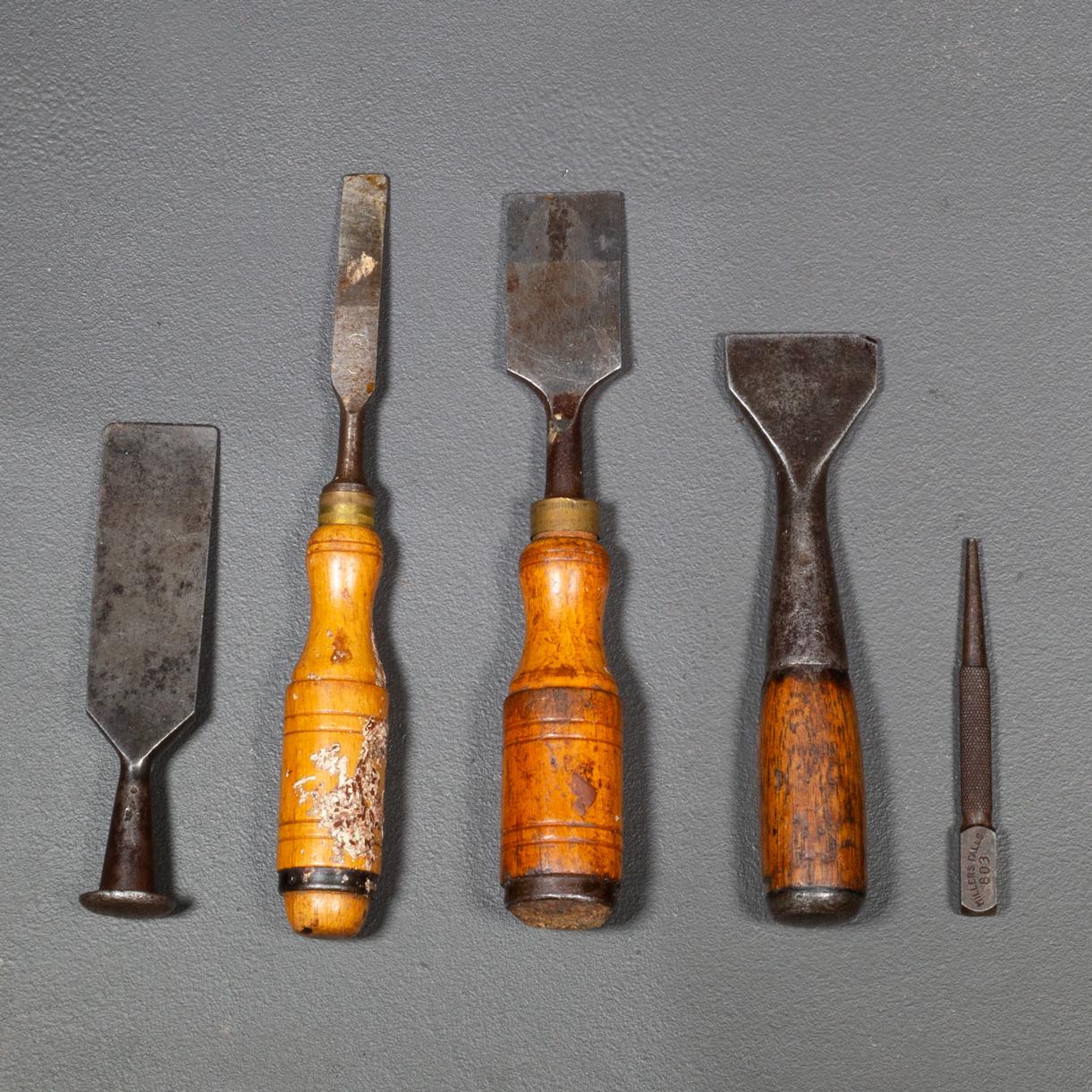 ÜBER

Ein Satz antiker Meißel aus Stahl und Holz mit Bronzekragen. Ein Stahlnagelschlag. 

    CREATOR Stanely. Buck Brothers. E.A. Berg Eskilstuna.
    HERSTELLUNGSDATUM ca. 1850-1920. 
    MATERIALIEN UND TECHNIKEN Nussbaum, Stahl. 
    ZUSTAND