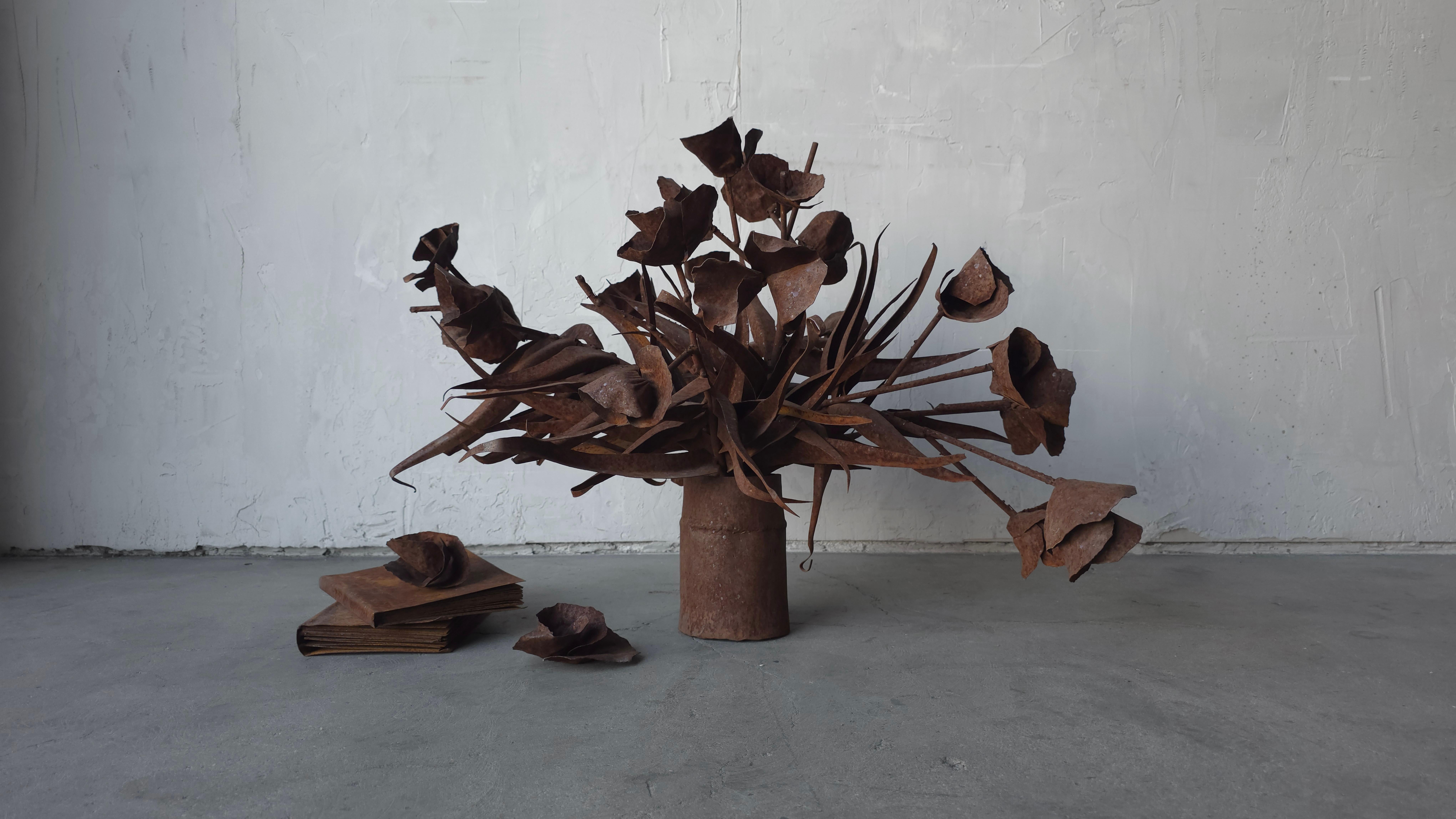 Antikes brutalistisches Blumenarrangement und Tischskulptur aus Stahl im Angebot 4
