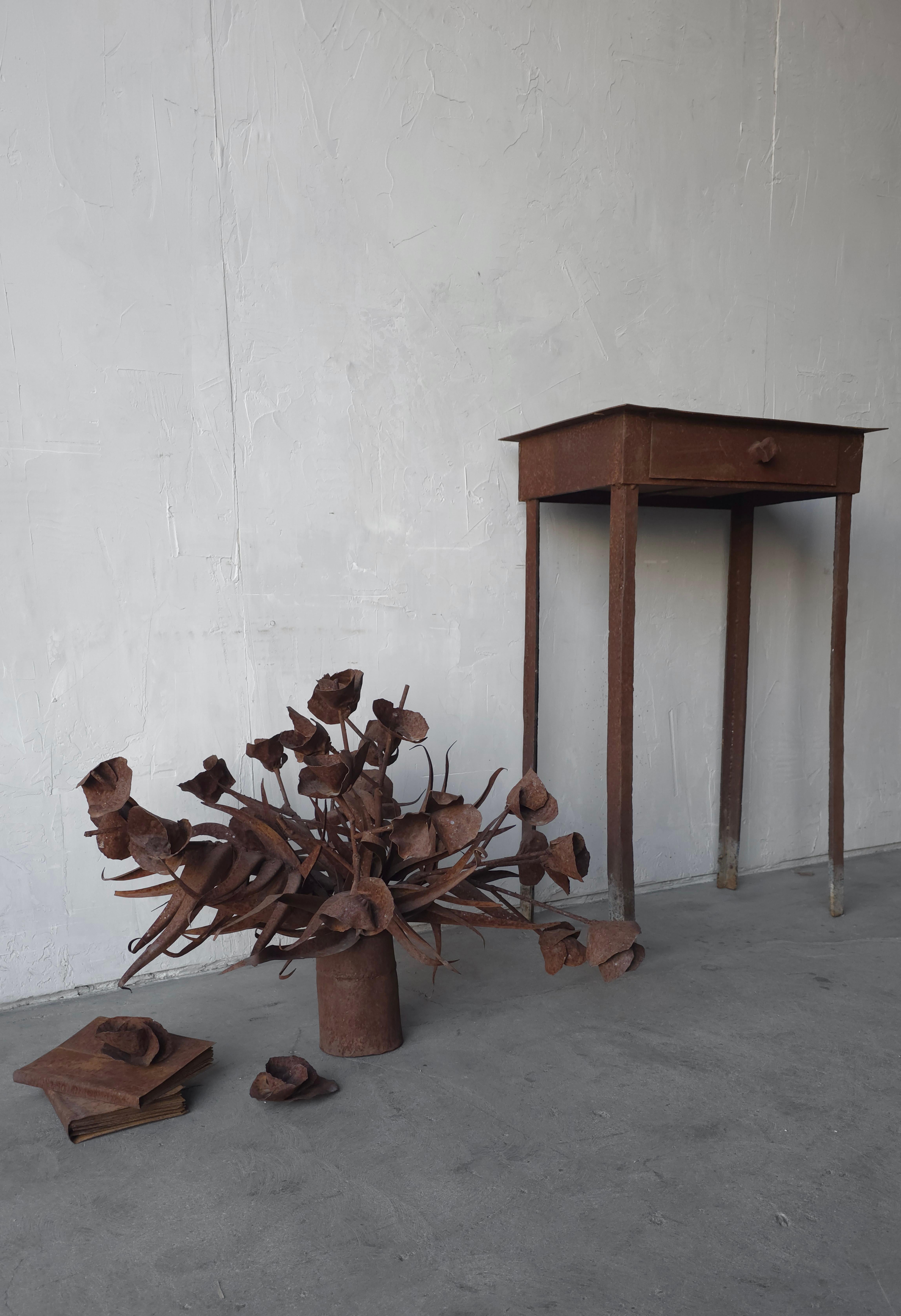 Antikes brutalistisches Blumenarrangement und Tischskulptur aus Stahl im Angebot 5