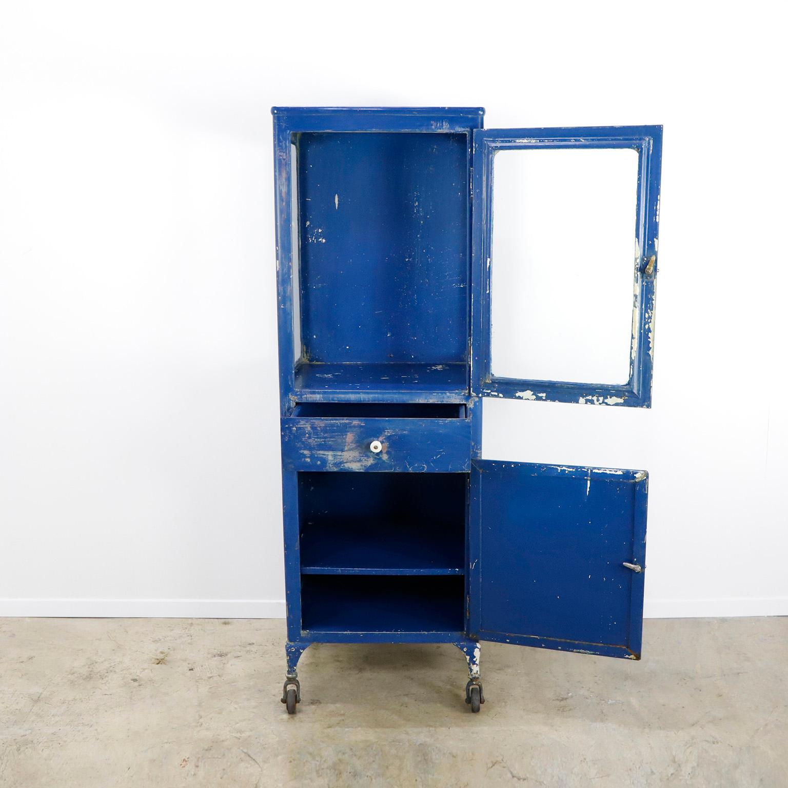 Vers les années 1940. Nous vous proposons ce magnifique cabinet médical en acier ancien et verre. 
fabriqué par la Hospital Supply Co. Superbe patine d'usage.