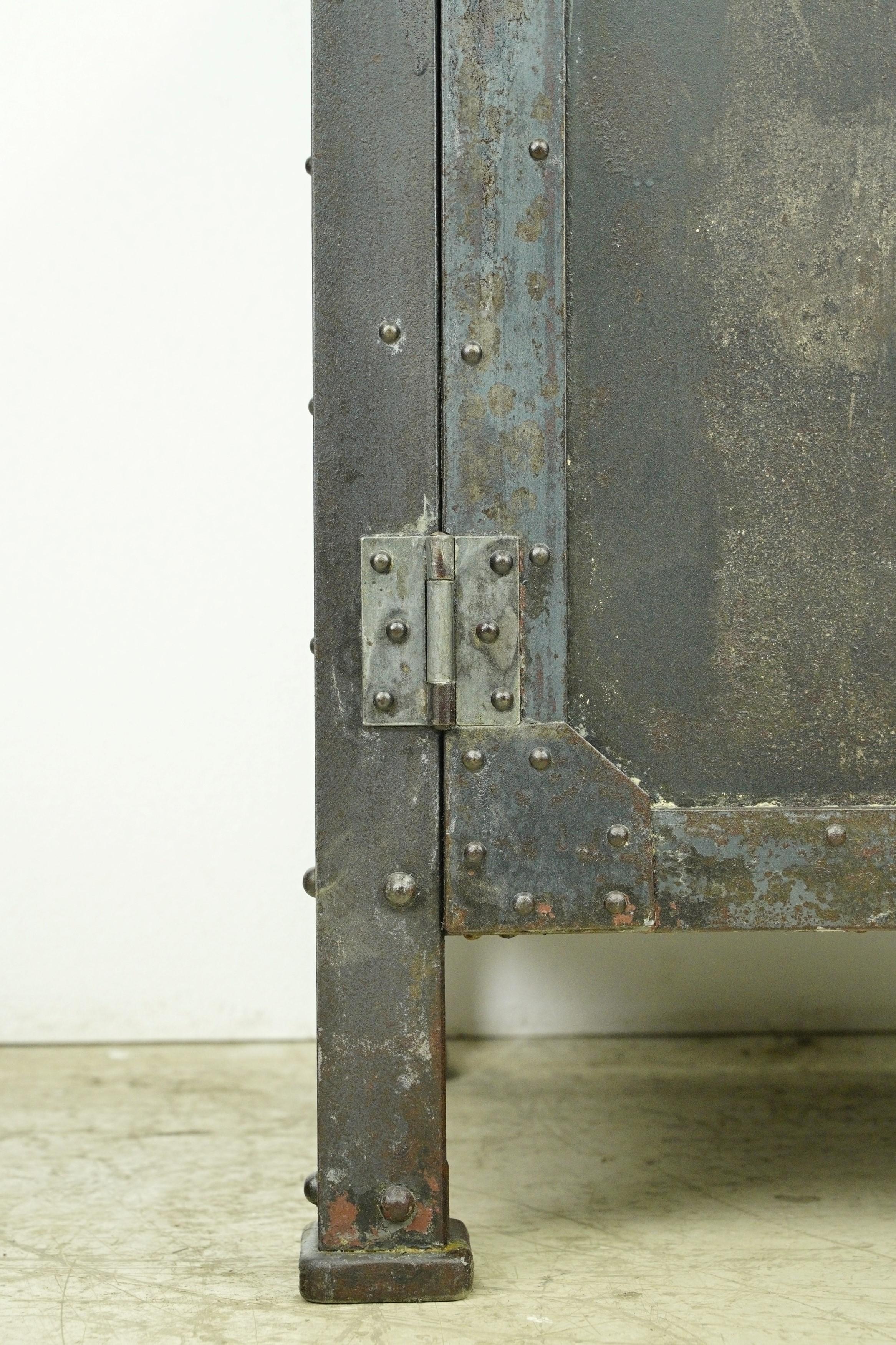 Industriel Ancienne armoire rivetée en acier pour Textile Machine Works Factory  en vente