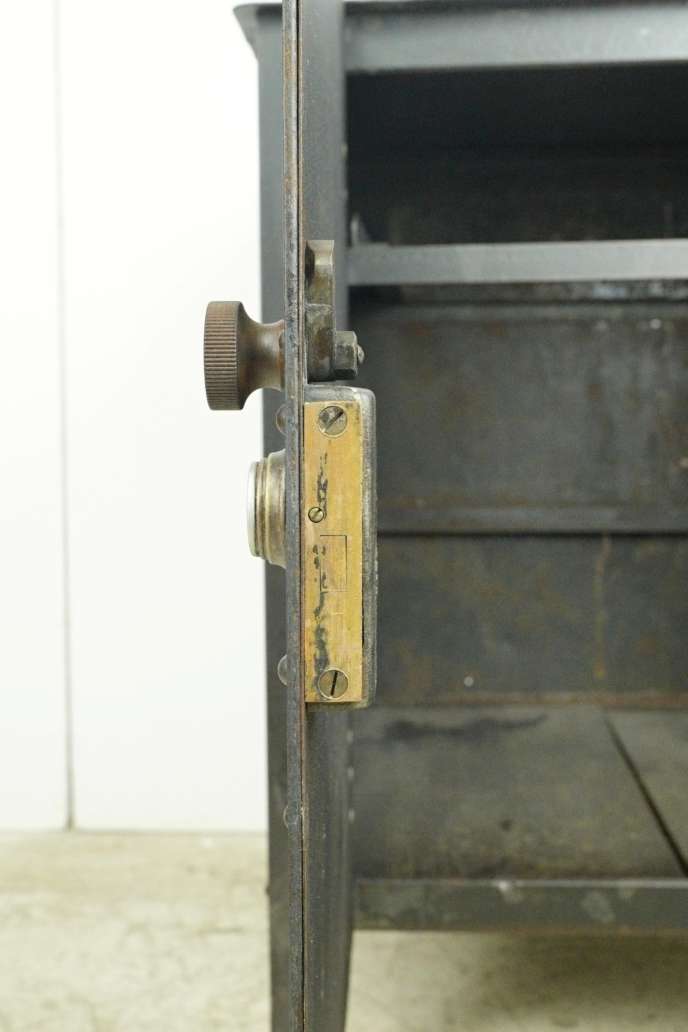 Ancienne armoire rivetée en acier pour Textile Machine Works Factory  en vente 1