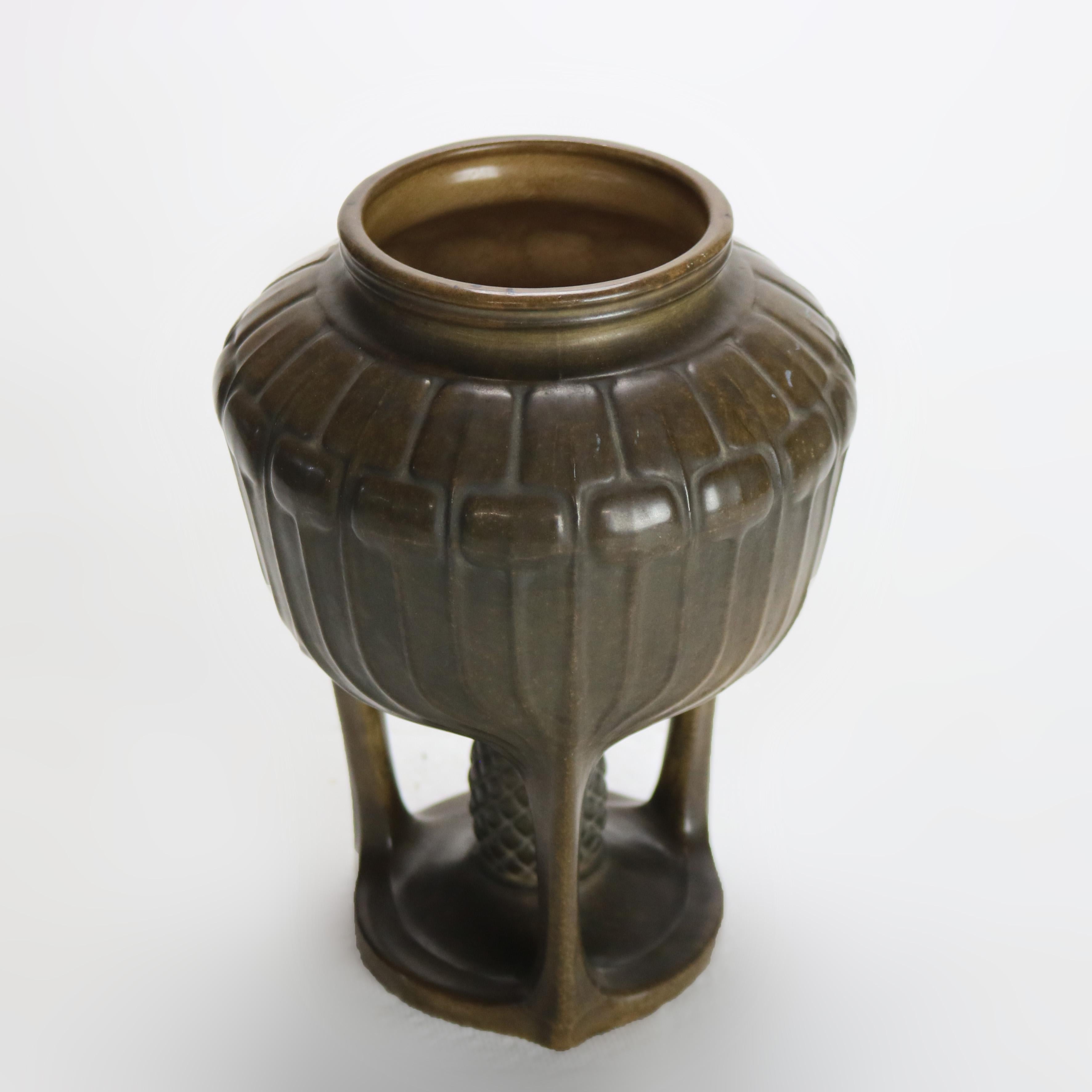Antico vaso in ceramica marrone Stellmacher Teplitz Art & Crafts firmato C1920
$800-$1,500.   
Misure: 8 3/4