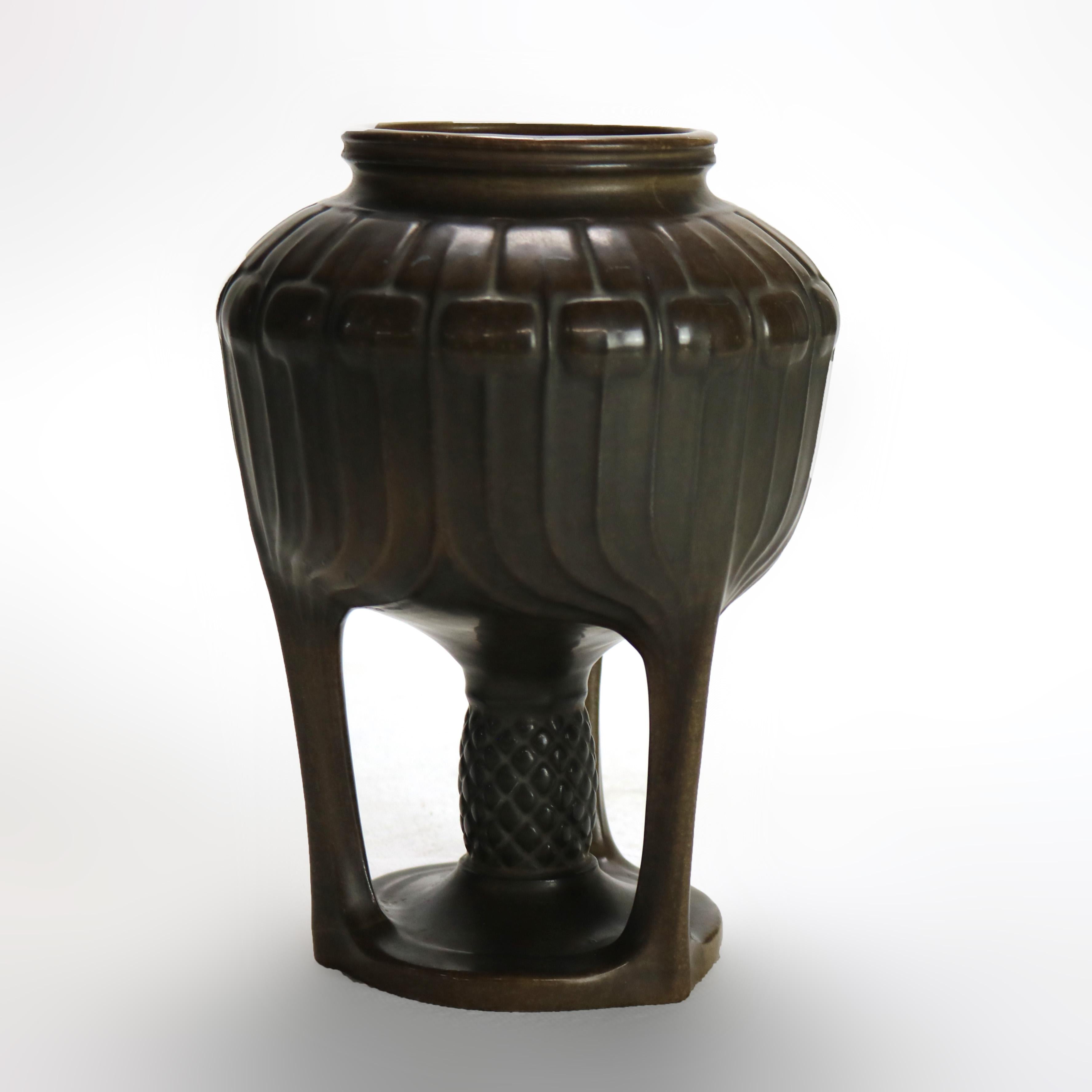 Antico vaso in ceramica marrone Stellmacher Teplitz Art & Crafts, firmato, C1920 In condizioni buone a Big Flats, NY