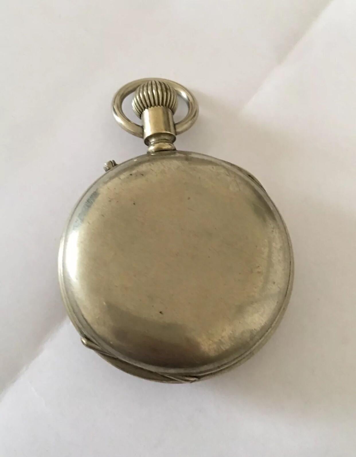 Antike Taschenuhr mit Handaufzug.


Diese schöne 52mm Durchmesser Handaufzug (schlüssellos) Uhr ist in gutem Zustand und läuft gut. Sichtbare Alters- und Gebrauchsspuren mit winzigen und leichten Oberflächenabdrücken auf dem Gehäuse und auf dem Glas