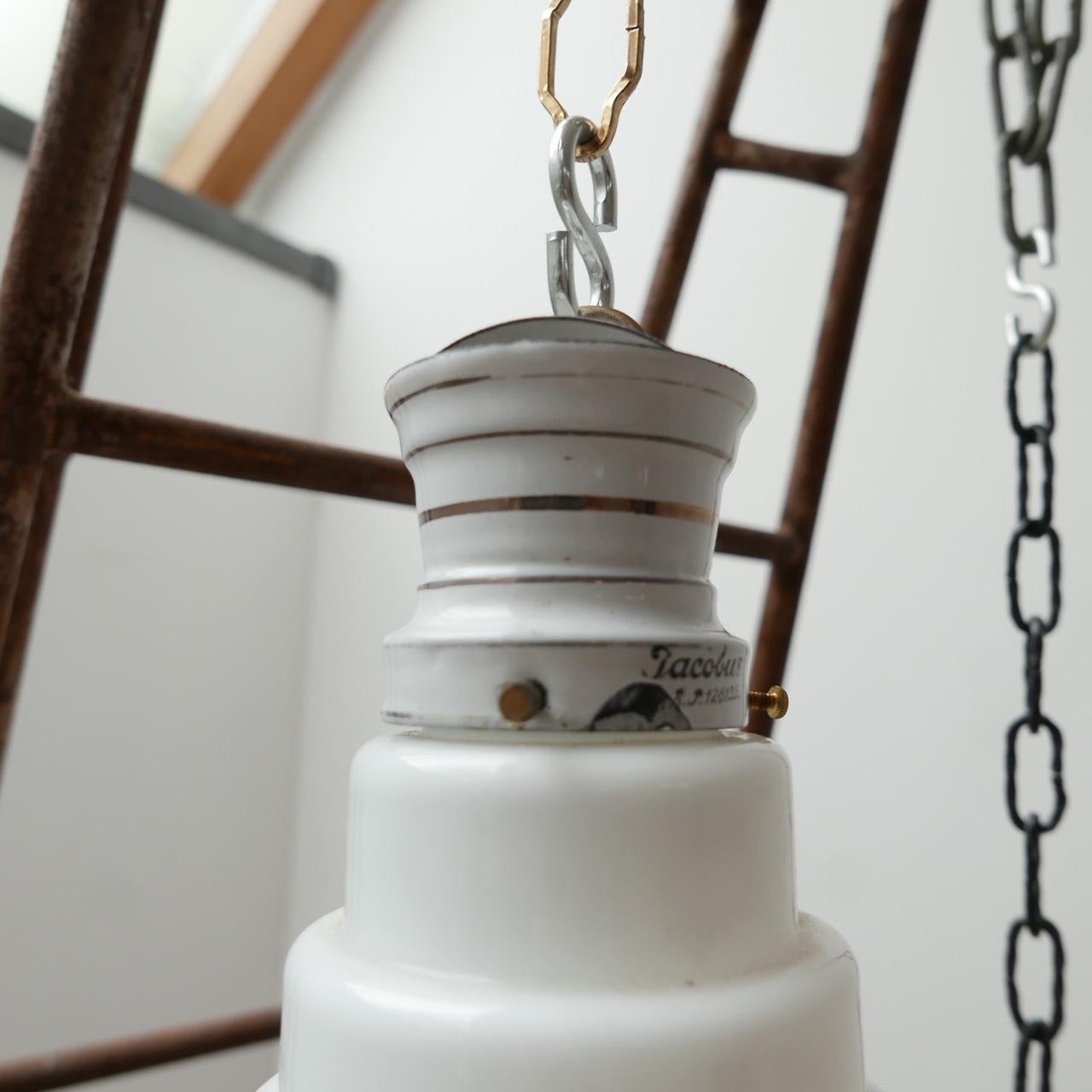 Lampes à suspension anciennes en verre opalin à gradins '8' Bon état - En vente à London, GB