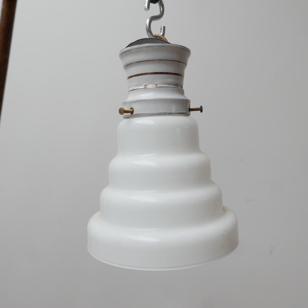 Verre Lampes à suspension anciennes en verre opalin à gradins '8' en vente