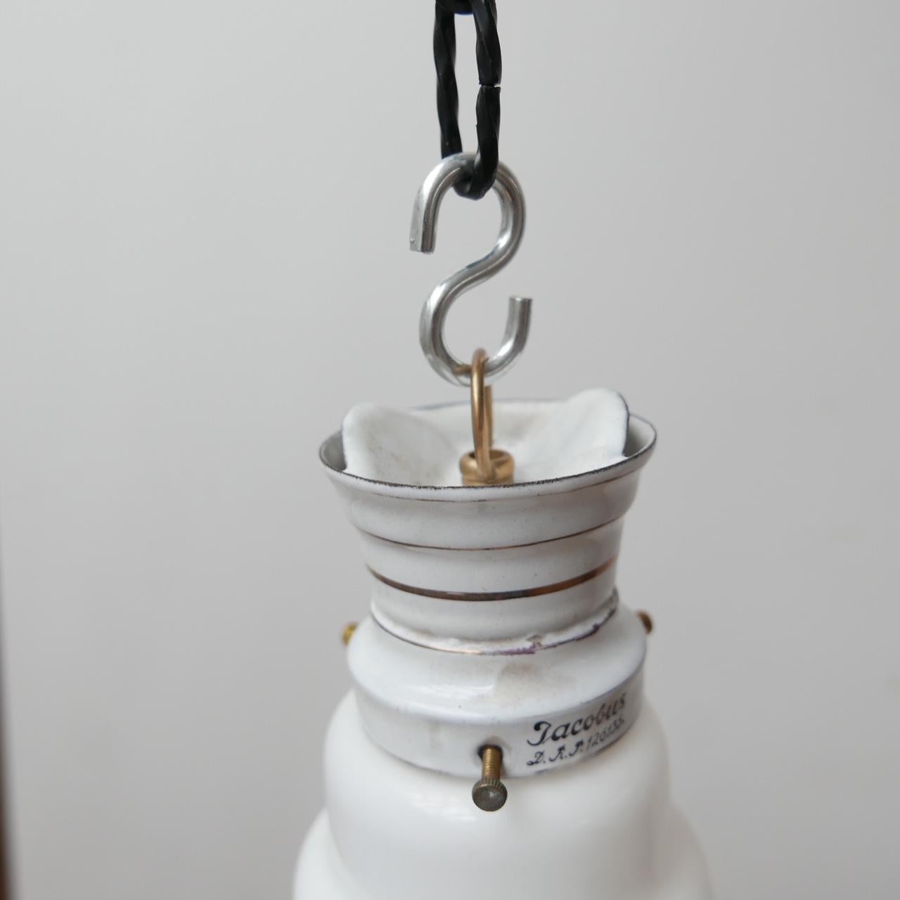 Lampes à suspension anciennes en verre opalin à gradins '8' en vente 2