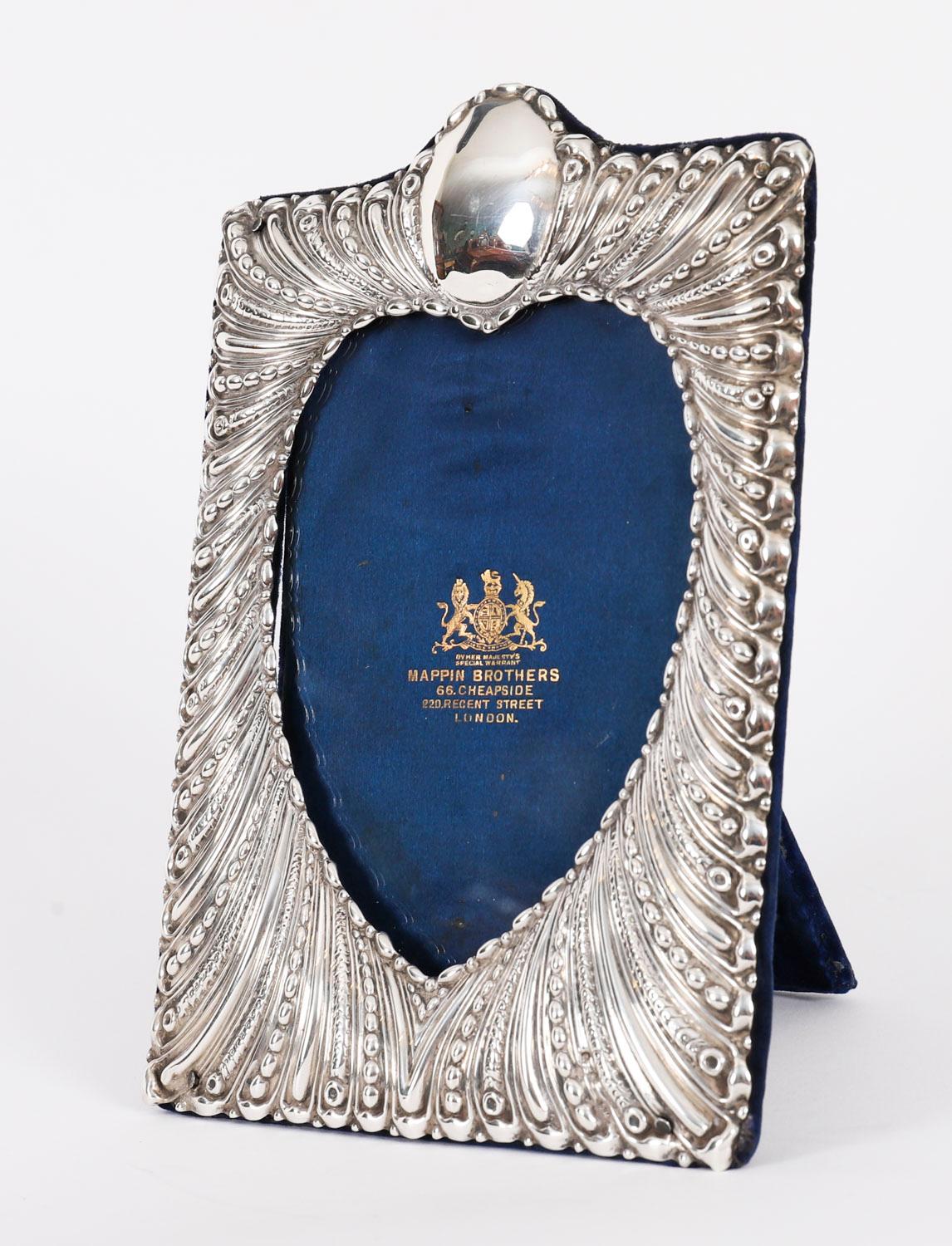 Un superbe cadre photo victorien en forme de cœur en argent sterling avec des poinçons pour William Comyns & Sons, Londres 1894, et la doublure bleue portant des détails gaufrés en or pour le détaillant, Mappin Brothers, Regent Street Londres.

Le