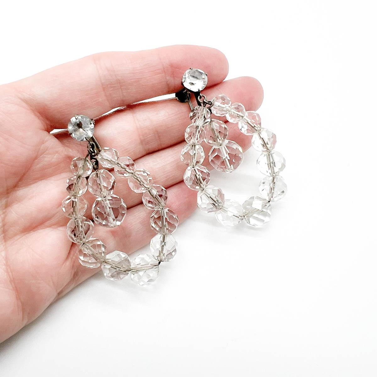 Paire de boucles d'oreilles en cristal taillé à l'ancienne. Un fabuleux exemple de bijou édouardien. Un anneau de perles de cristal taillé facetté, terminé par un anneau en argent sterling et cristal taillé. Ces beautés ne manqueront pas d'ajouter