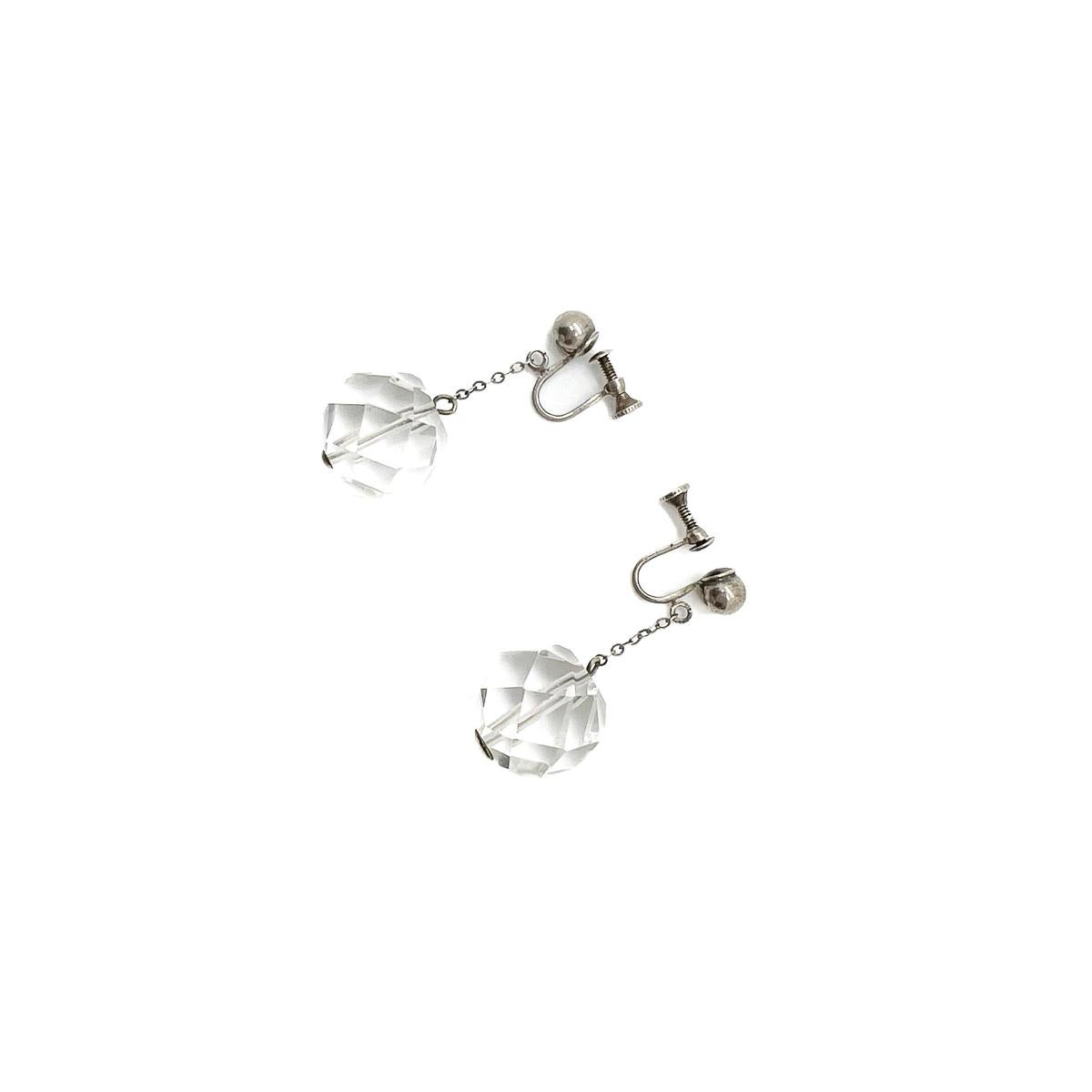 Une paire de boucles d'oreilles en cristal taillé de l'époque édouardienne. Il se compose d'une délicate boule en haut et d'une chaîne en bas avec des cristaux facettés. Une allure élégante et intemporelle pour votre répertoire.
Une beauté non