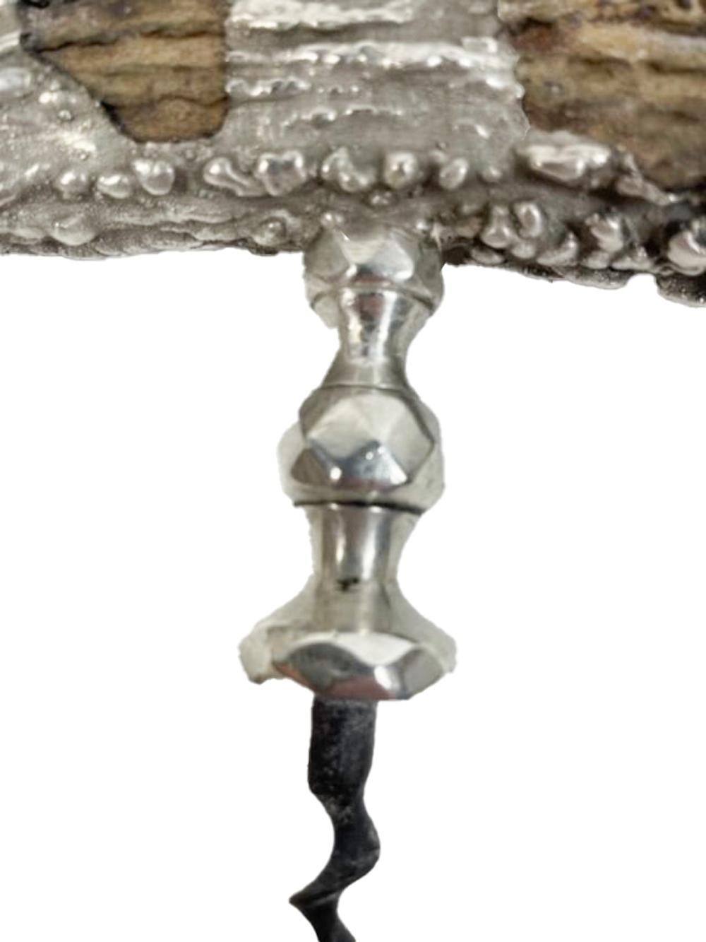 Korkenzieher aus Hirschhorn mit Silberüberzug aus dem 19. Jahrhundert in T-Form. Der Griff besteht aus einem 4-Zoll-Abschnitt aus Hirschhorn, der mit Sterling überzogen ist, um sich der unregelmäßigen Oberfläche des Geweihs anzupassen, und mit