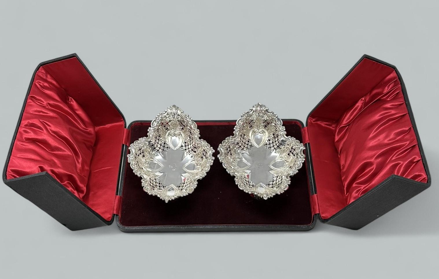 Un esempio molto imponente di una coppia identica di centrotavola scozzesi in argento massiccio, inscatolati e di qualità eccezionale. 

Gli eleganti piatti ovali con cimiero presentano una ricca decorazione a traforo sul corpo principale e sul