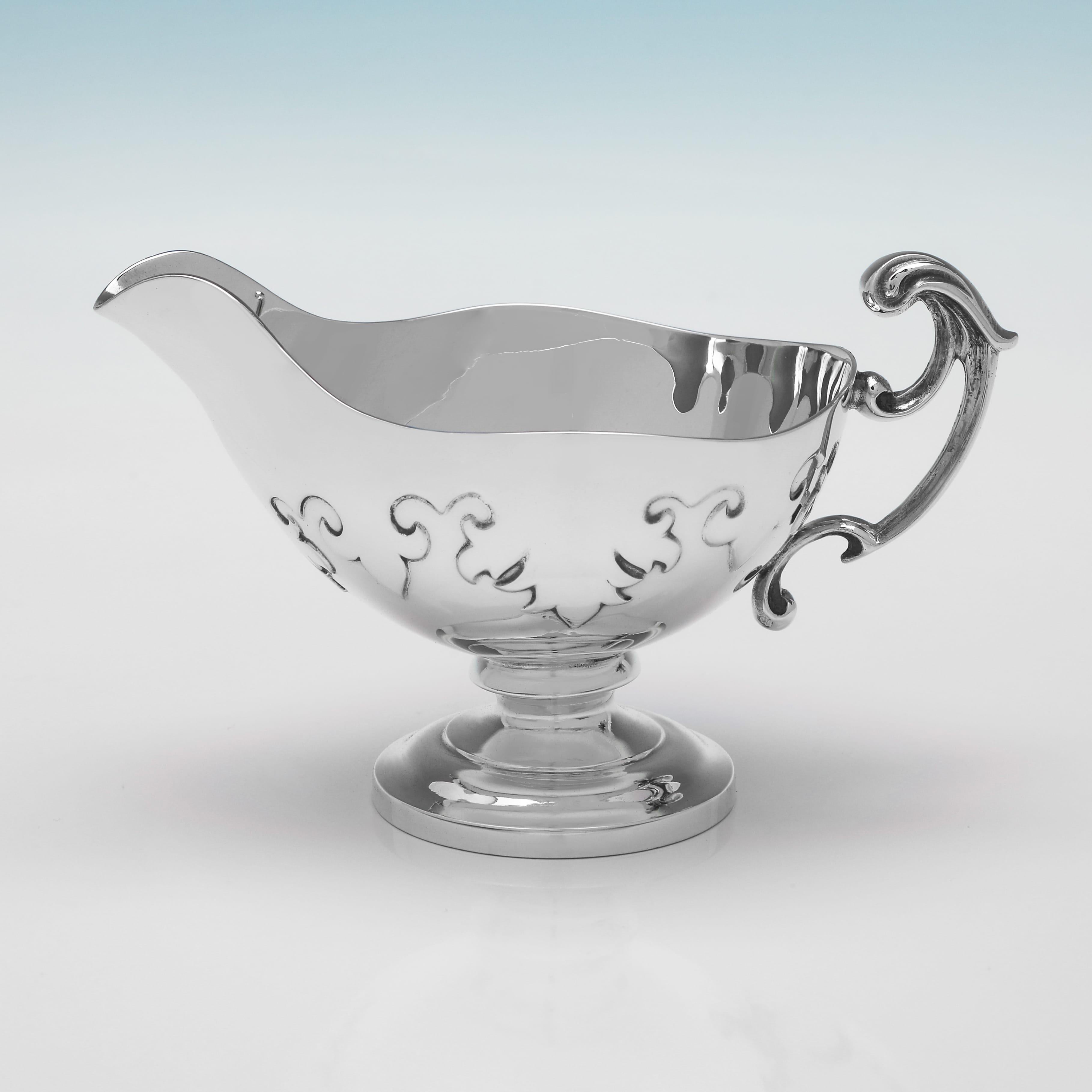 1917 Walker & Hall Sterling Silver Tea Set with Cut Card Detailing In Good Condition For Sale In London, London