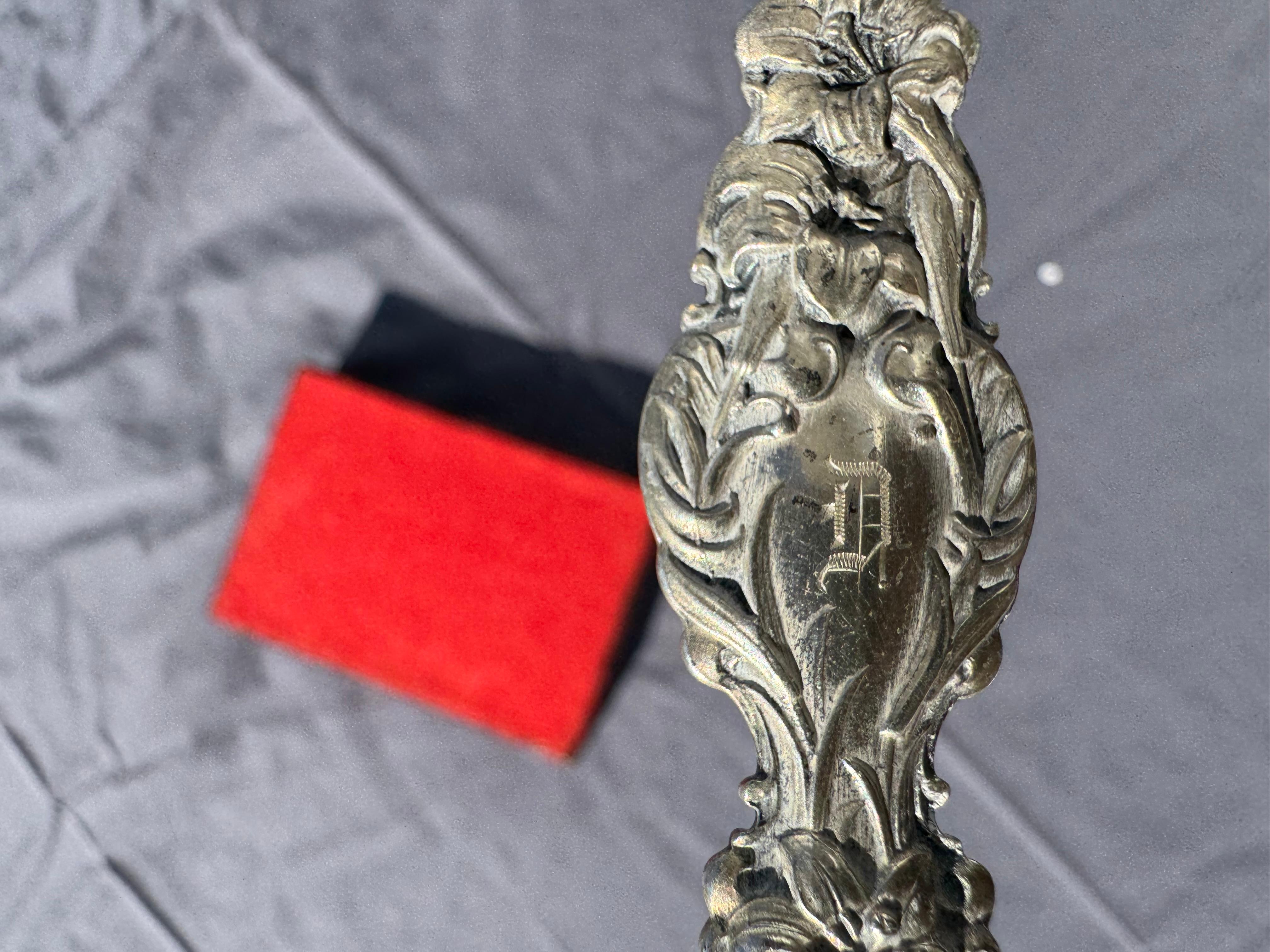 Neoclassico Antico cucchiaio inciso in argento sterling da 6 pollici in vendita