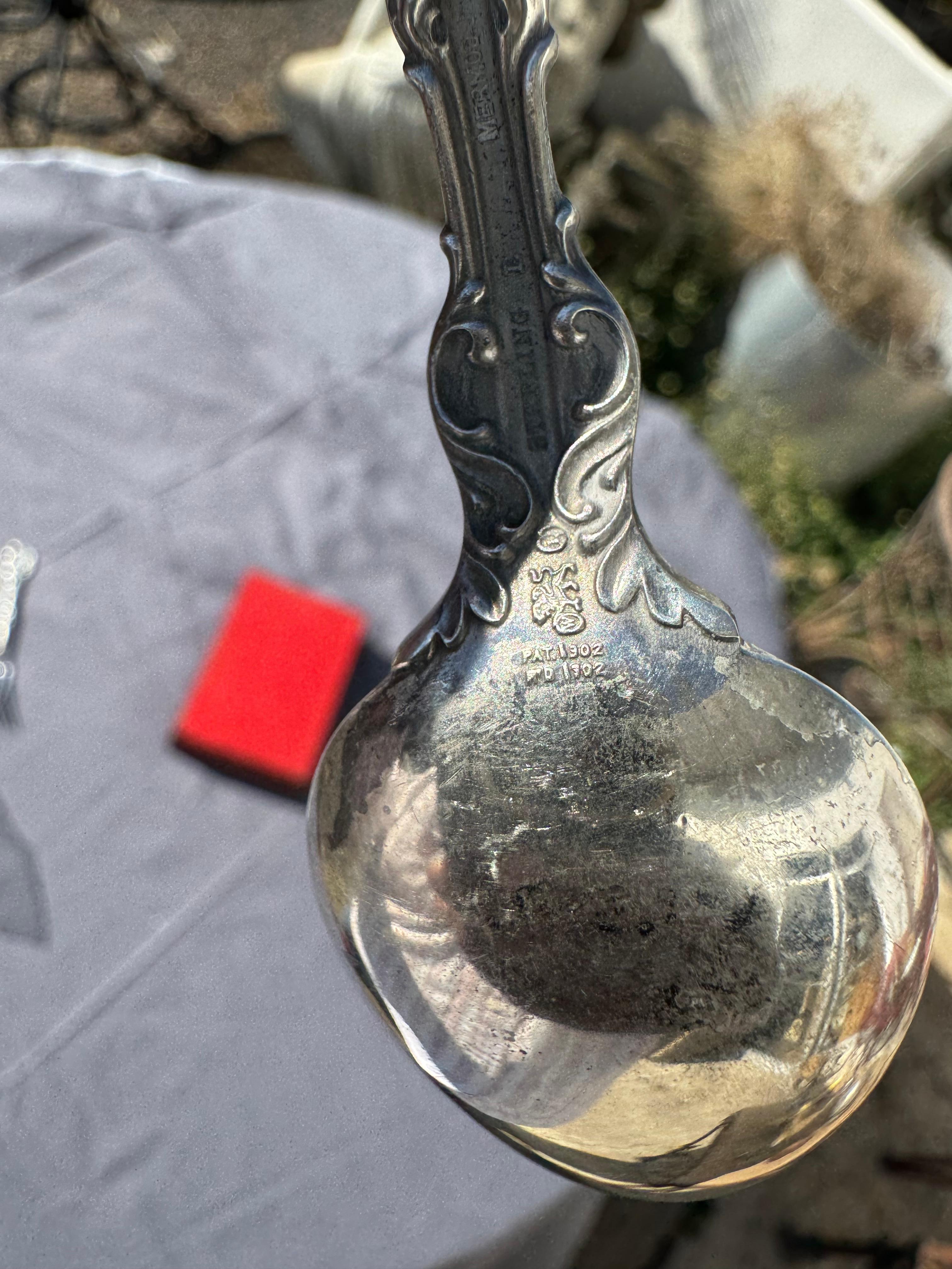 Inglese Antico cucchiaio inciso in argento sterling da 6 pollici in vendita