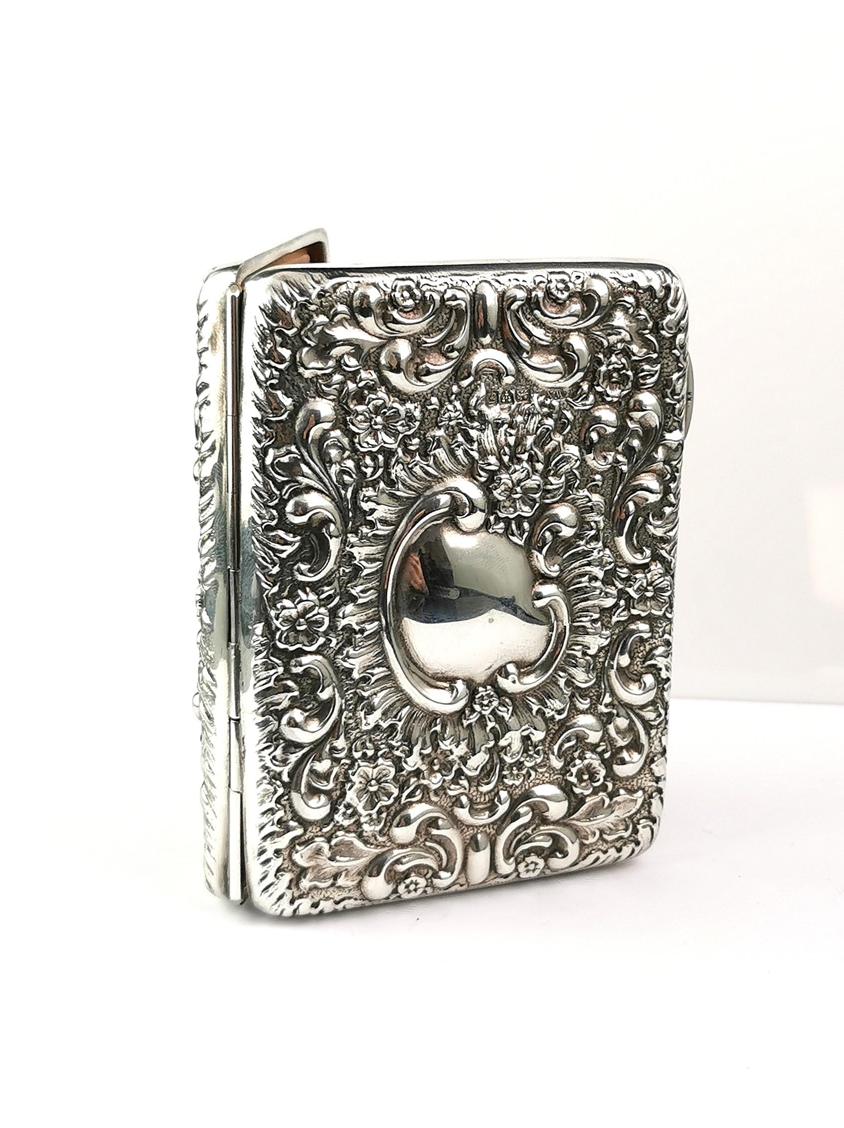An attractive and substantial antique sterling silver Aide Memoire and card case.

This is a very good quality and heavy sterling silver Aide Memoire with a tan leather interior and a space for cards and notes.

It has a small silver plated