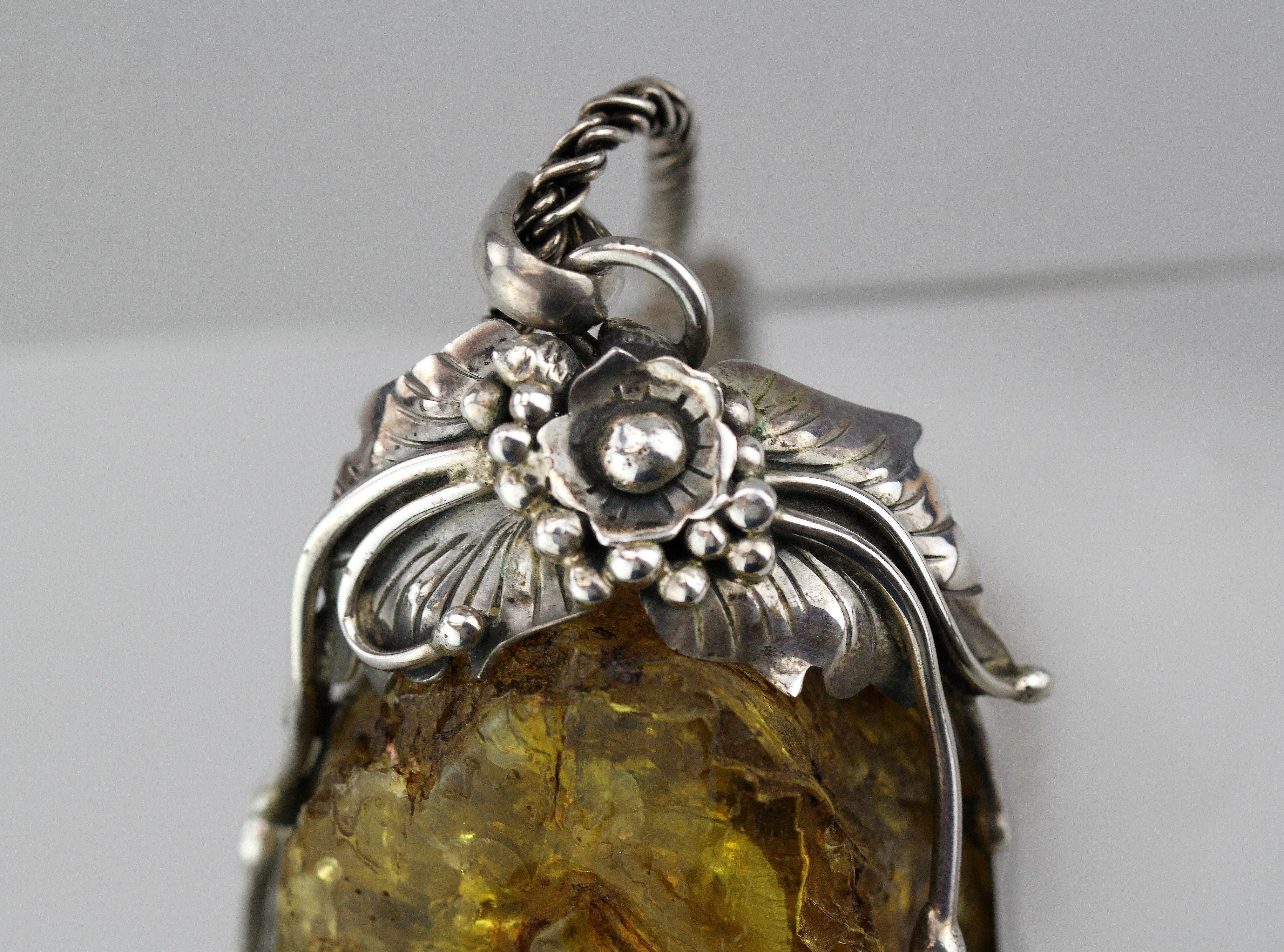 Antique Sterling Silver and Amber Carving Pendant Necklace, St. Petersburg, 1892 For Sale 1