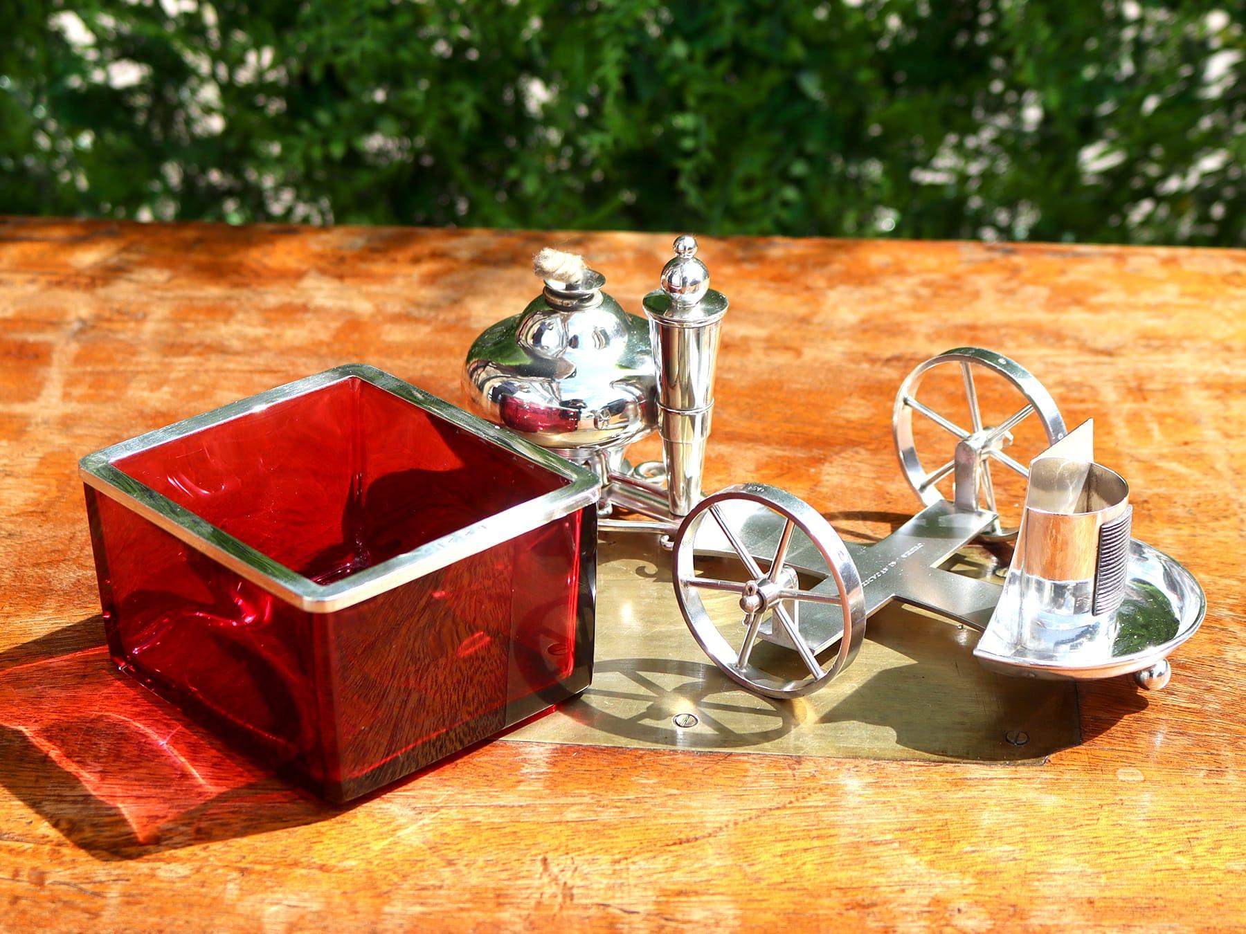 Une exceptionnelle, fine et impressionnante, rare et ancienne victorienne anglaise en argent sterling et verre cranberry smoking compendium carriage ; un ajout à notre collection d'argenterie ornementale.

Cet exceptionnel, fin et impressionnant,