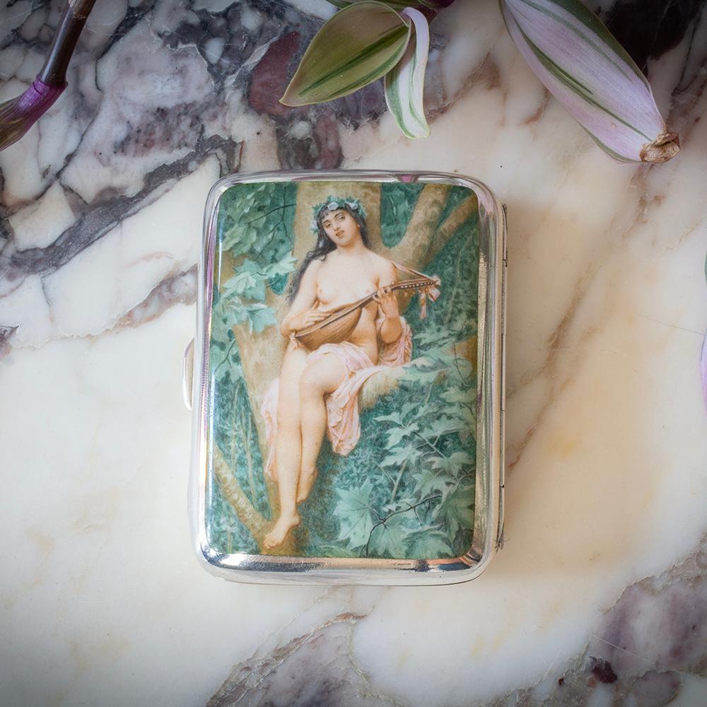 Plata de ley Sellos de Birmingham 

De nuestra colección de plata, nos complace presentar esta pitillera Art Nouveau de plata y esmalte de Robert Chandler. Pitillera de plata y esmalte de impresionante diseño Art Nouveau con una escena central