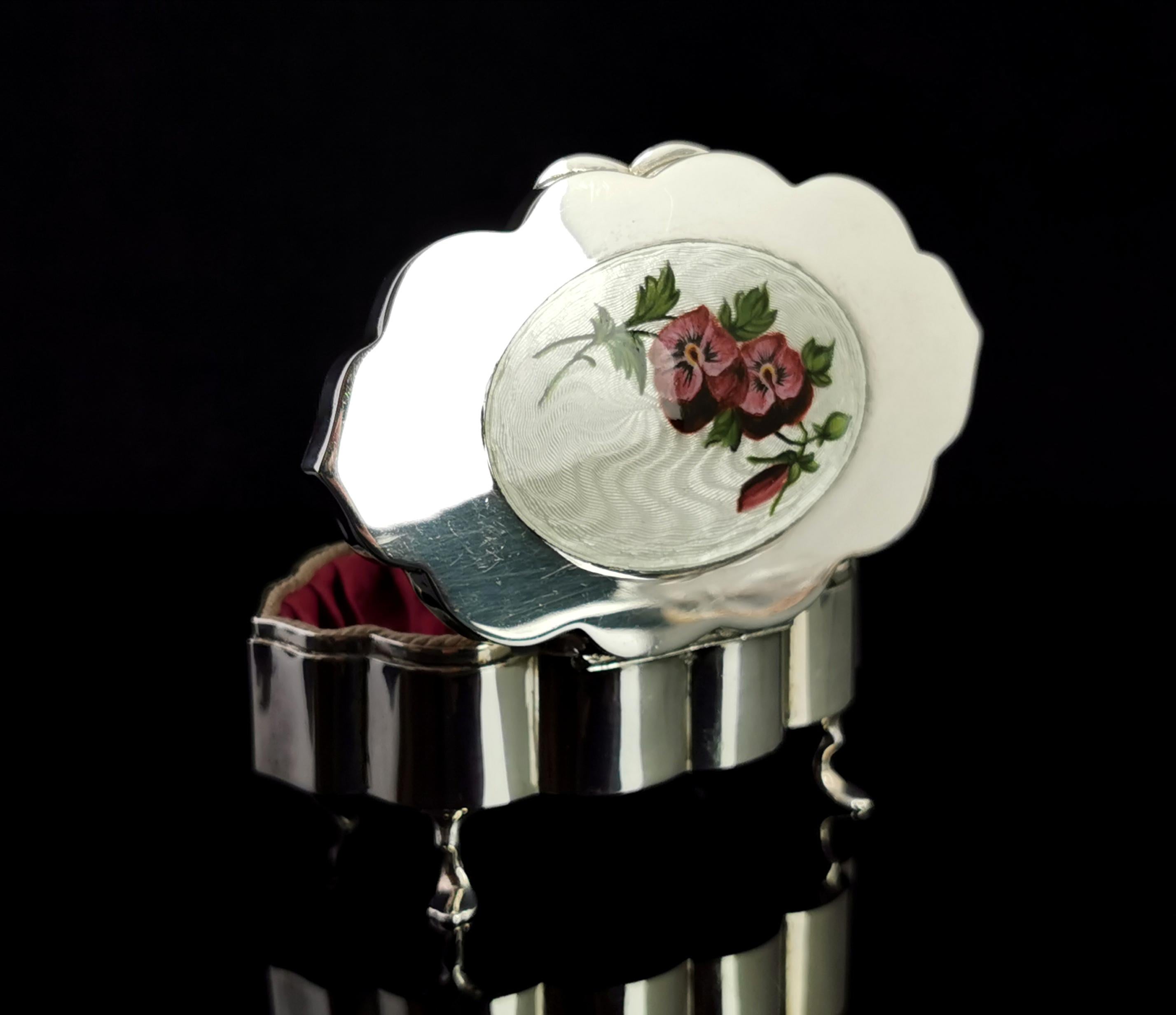 An exceptionally fine antique sterling silver and enamel jewellery casket.

Beautifully shaped sterling silver box standing on four raised paw feet.

To the lid there is a white guilloche enamelled oval panel hand enamelled with a fine spray of