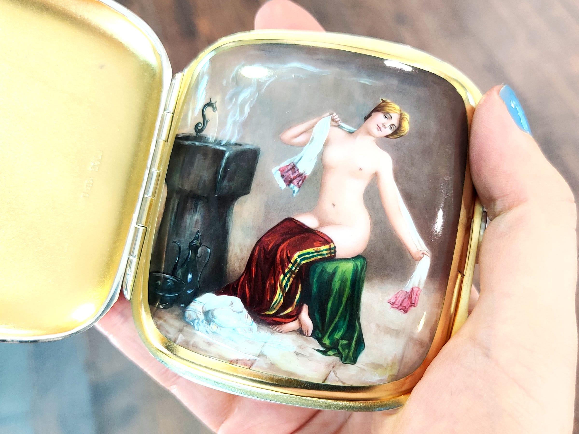 Pitillera Antigua de Plata de Ley y Esmalte Erótico Británico en venta