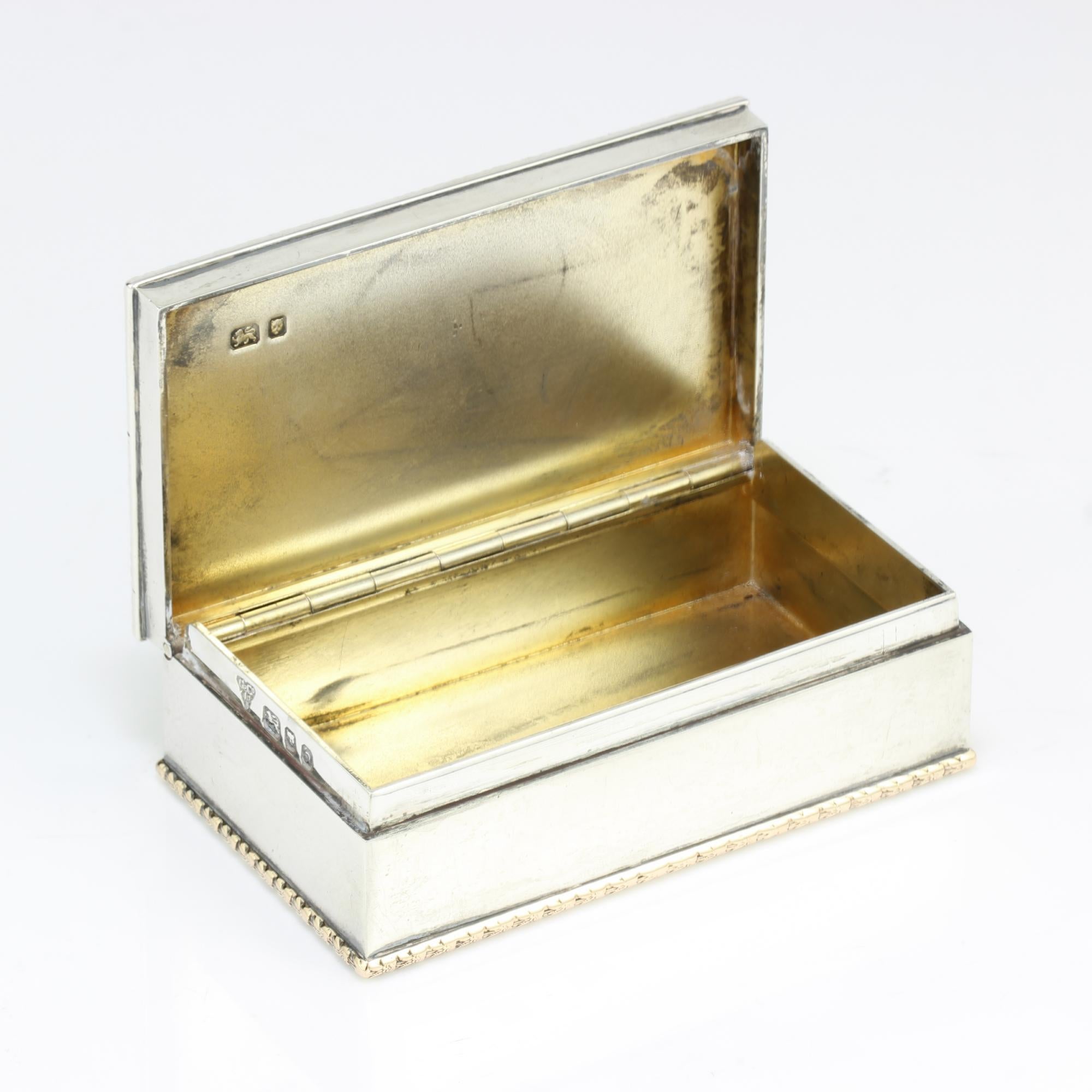 Antique sterling silver and gold snuff / tobbaco / pill box by Garrard & Co Ltd
Made in London 1956
Maker: Garrard & Co Ltd
Fully hallmarked.

Dimensions -
Length x width x height: 8.3 x 4.8 x 2.6 cm
Weight:205 grams

Condition: Minor wear