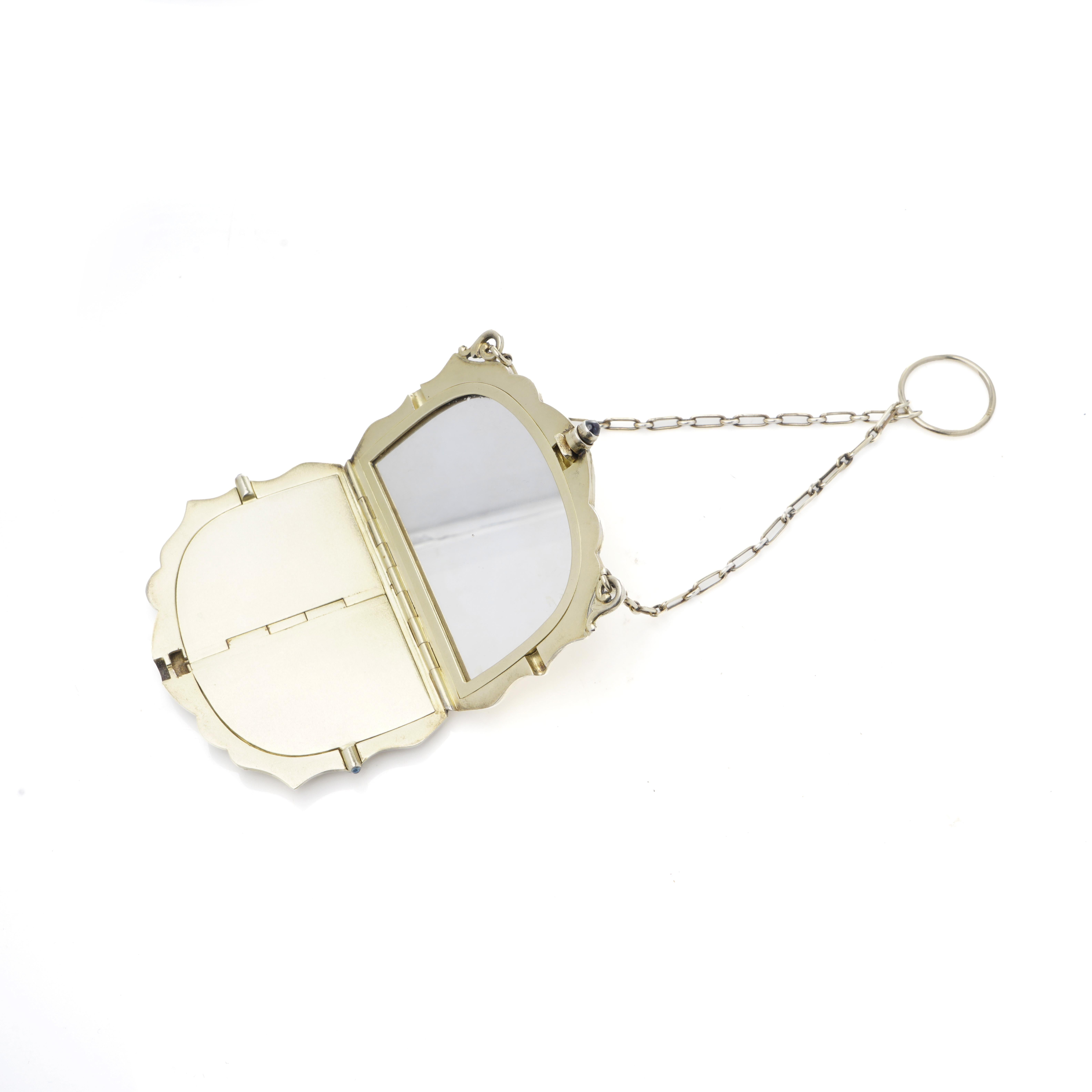 Neceser antiguo de plata de ley y esmalte guilloché con asa de cadena siglo XX en venta