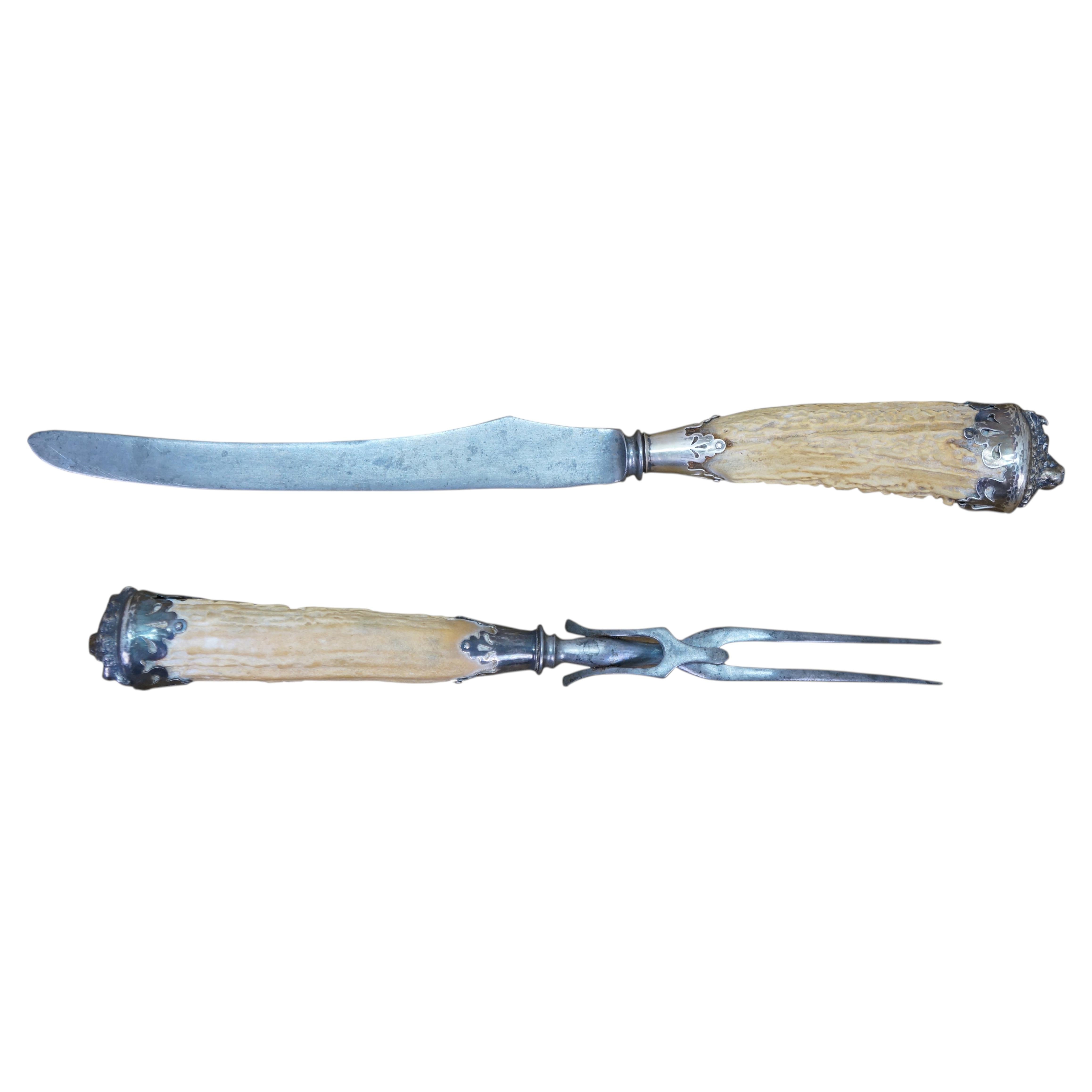 Fourchette et couteau à découper la viande en bois de cerf et corne de vache en argent.