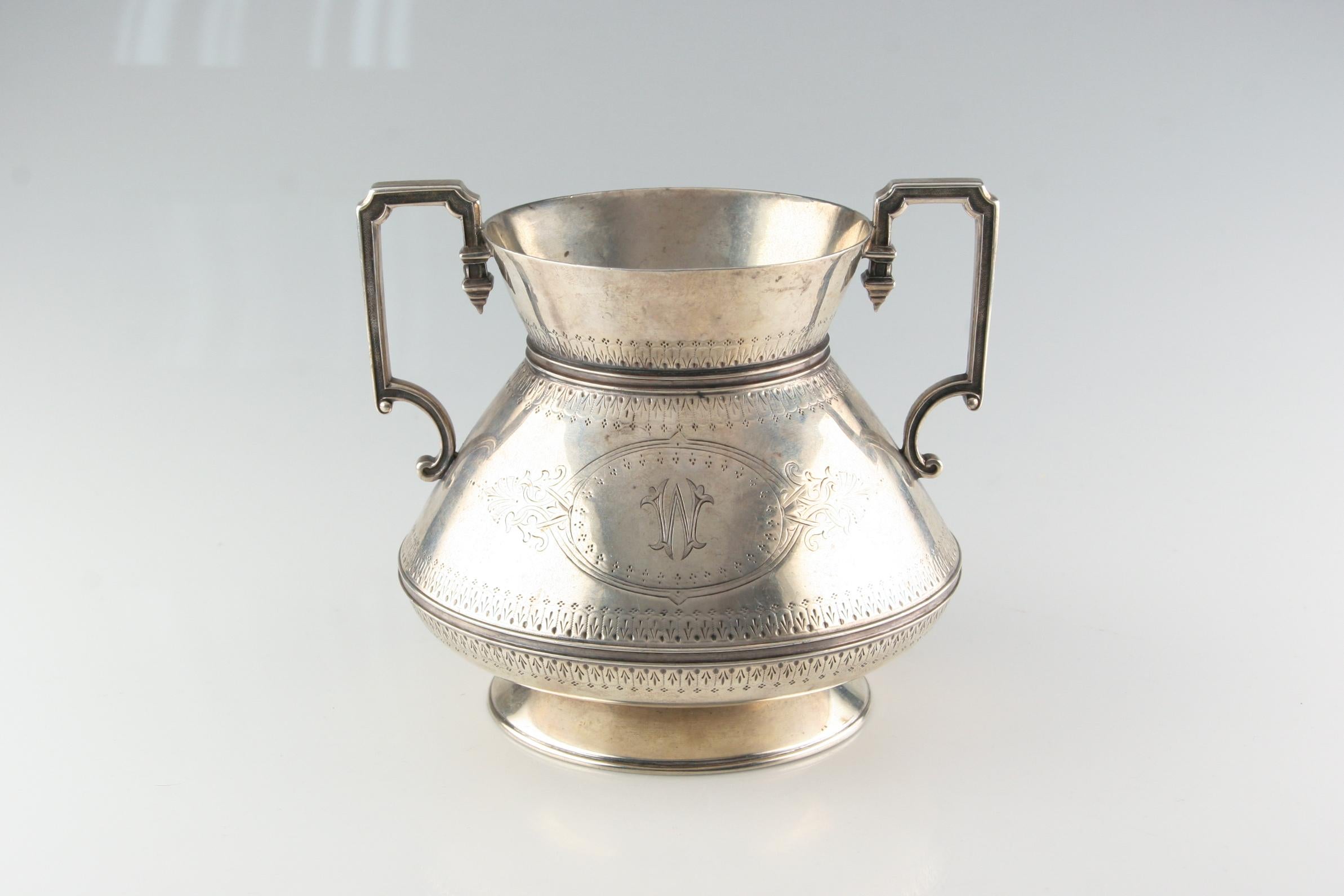 Coupe de trophée Art déco en argent sterling antique de Frederick Elkington & Co. C. 1874 en vente 1