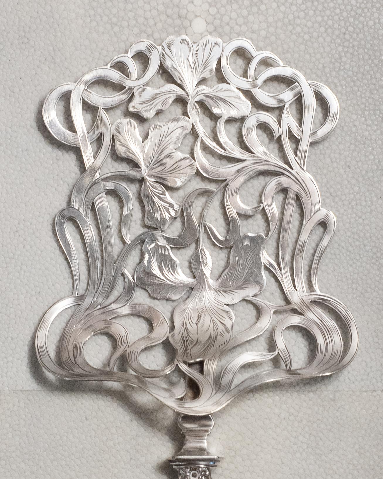 Inglese Antico server per asparagi in argento sterling con fiori di iris incisi in vendita