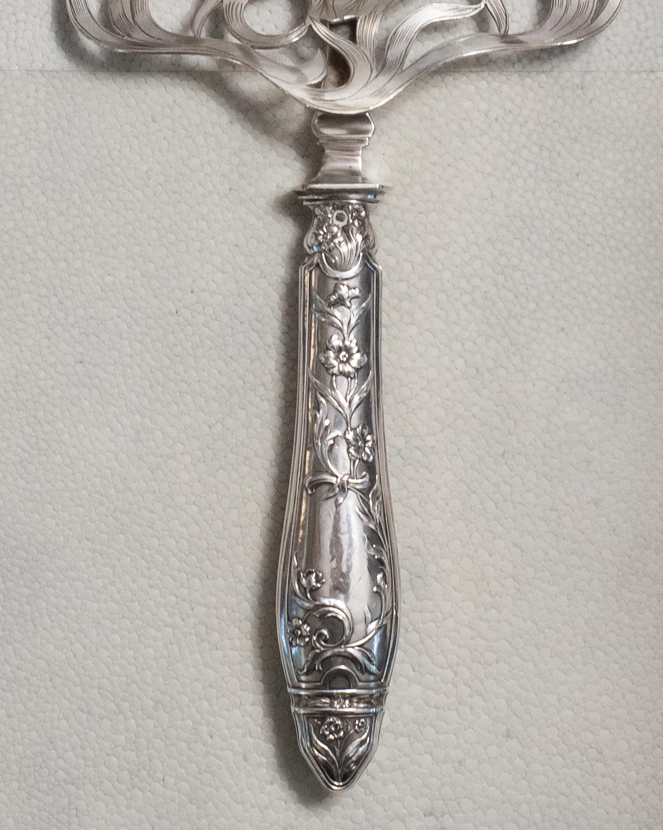 Inciso Antico server per asparagi in argento sterling con fiori di iris incisi in vendita