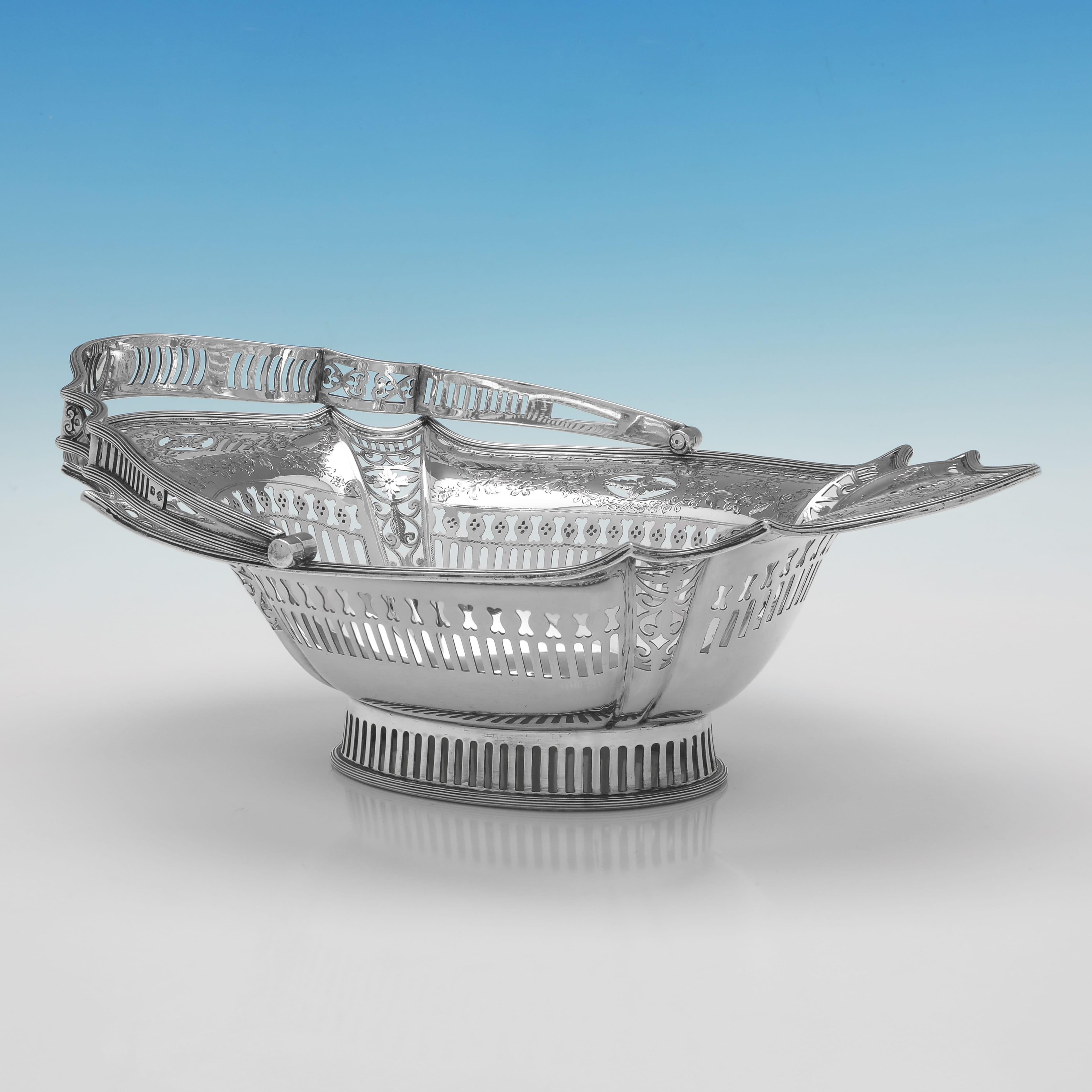 Marchiato a Sheffield nel 1919 da William Hutton, questo attraente cestino antico in argento sterling è splendidamente traforato e inciso e presenta un bordo sagomato e un manico girevole. 

Il cestino misura 9,5