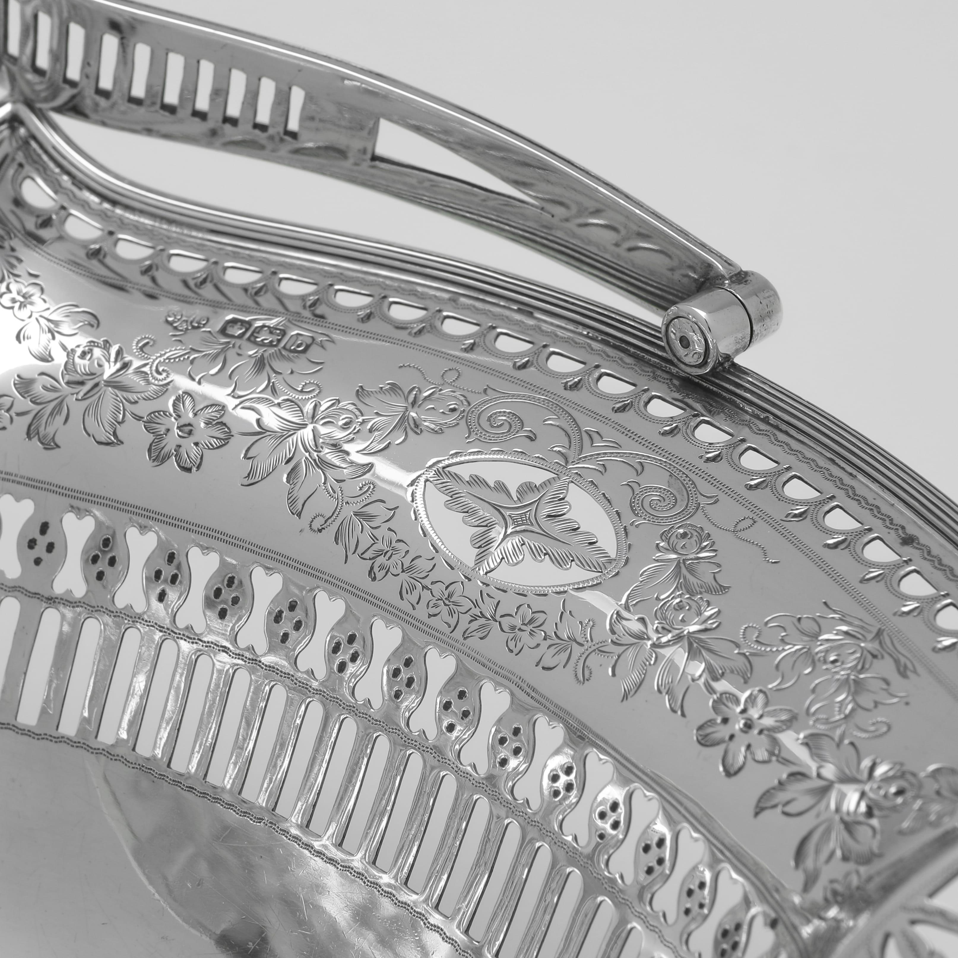 Inglese Antico cestino in argento sterling con decorazione traforata e incisa - 1919 in vendita