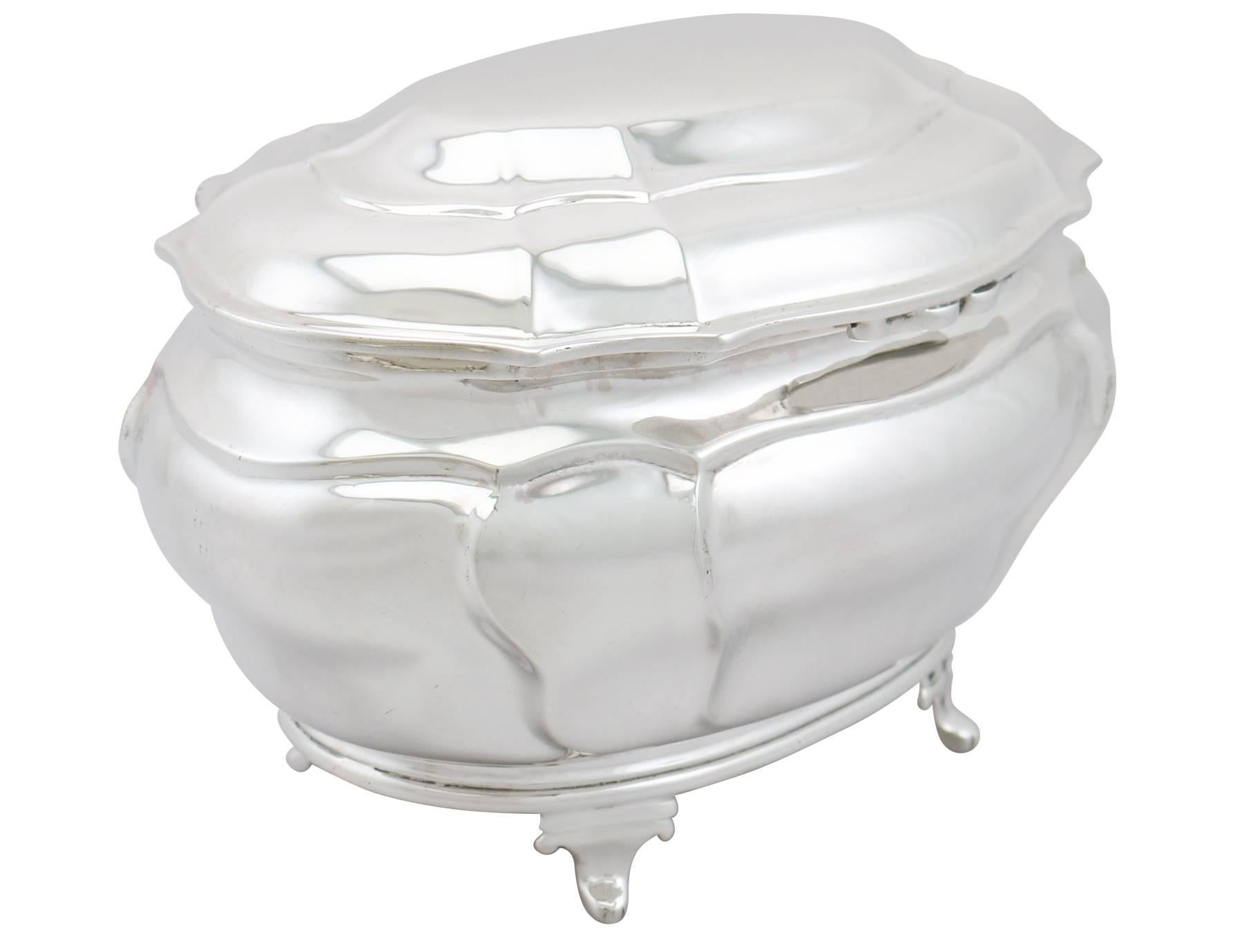 An exceptional, fine and impressive antique Victorian English sterling silver biscuit box, made by Charles Stuart Harris; an addition to our silver teaware collection

This exceptional antique sterling silver biscuit box has an oval shaped,