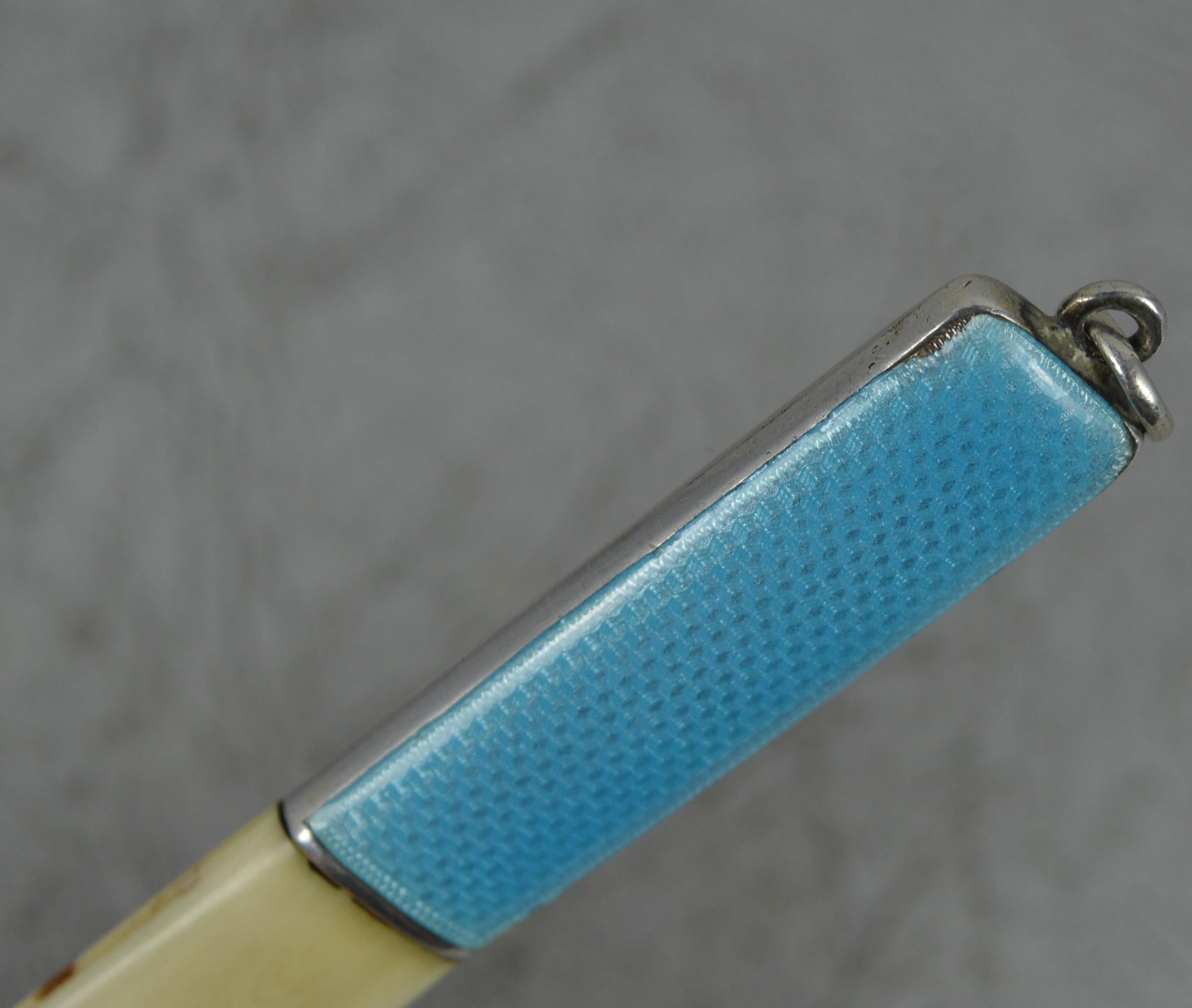 A superb Asprey bookmark and page turner.
Sterling silver top with blue guilloche enamel.
Faux bone turner.
Circa 1920.

Hallmarks ; marks to one side
Size ; 11.5 cm long
Weight ; 14.5 grams
Condition ; Very good for age. Light general marks and