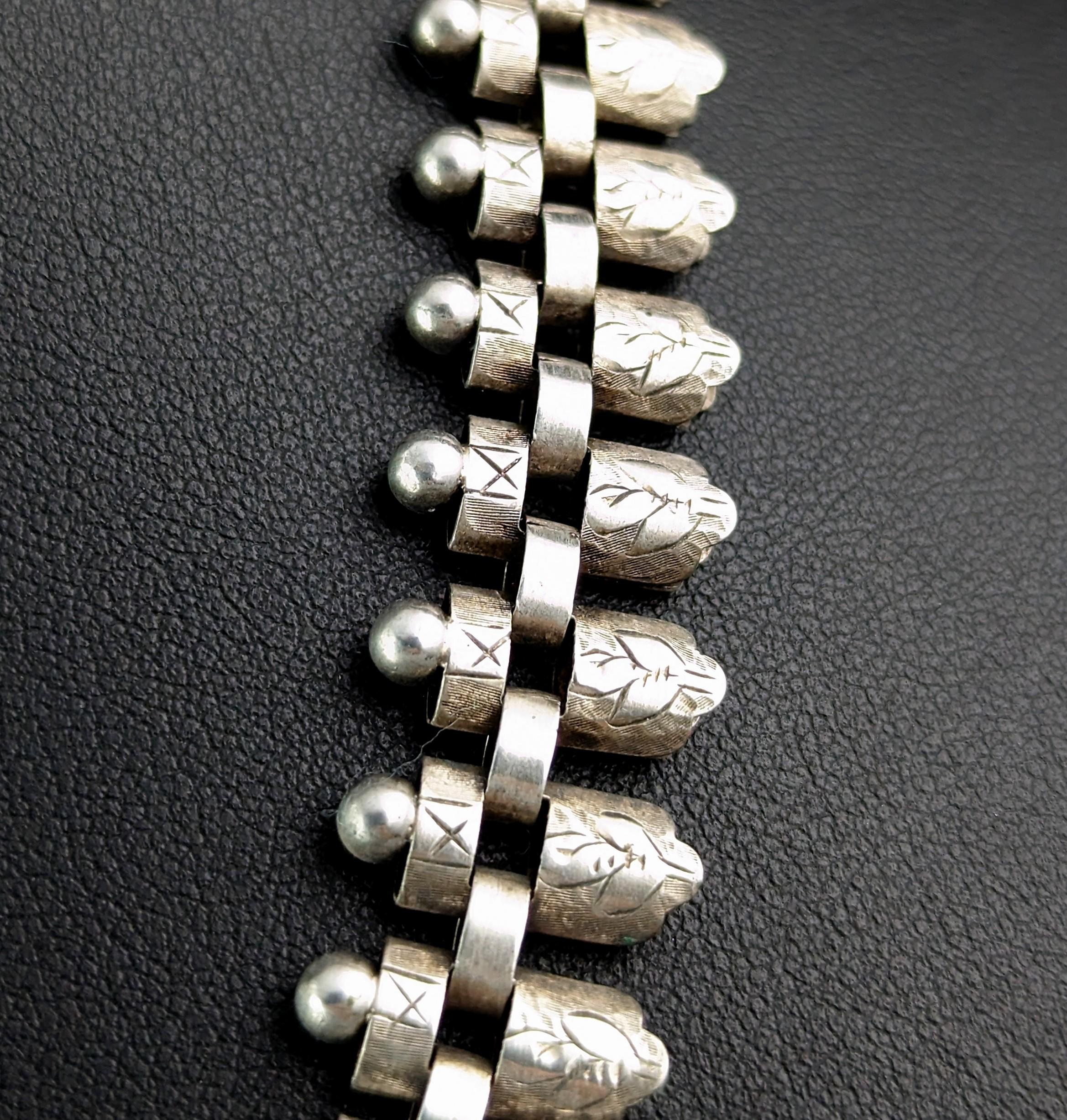 Antique sterling silver book chain necklace, Victorian aesthetic era  In Good Condition In NEWARK, GB
