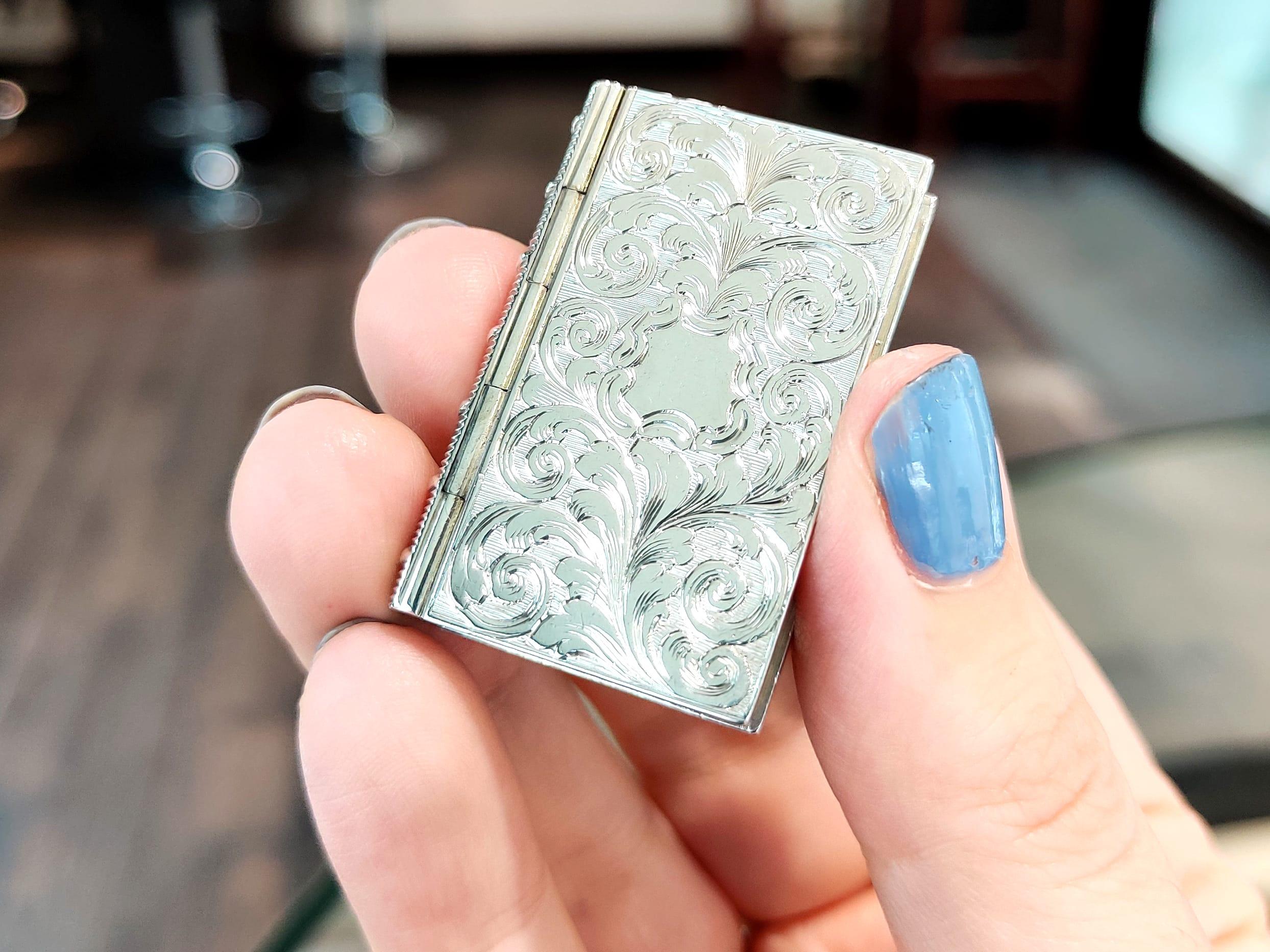Britannico Antica vinaigrette a libro in argento sterling in vendita