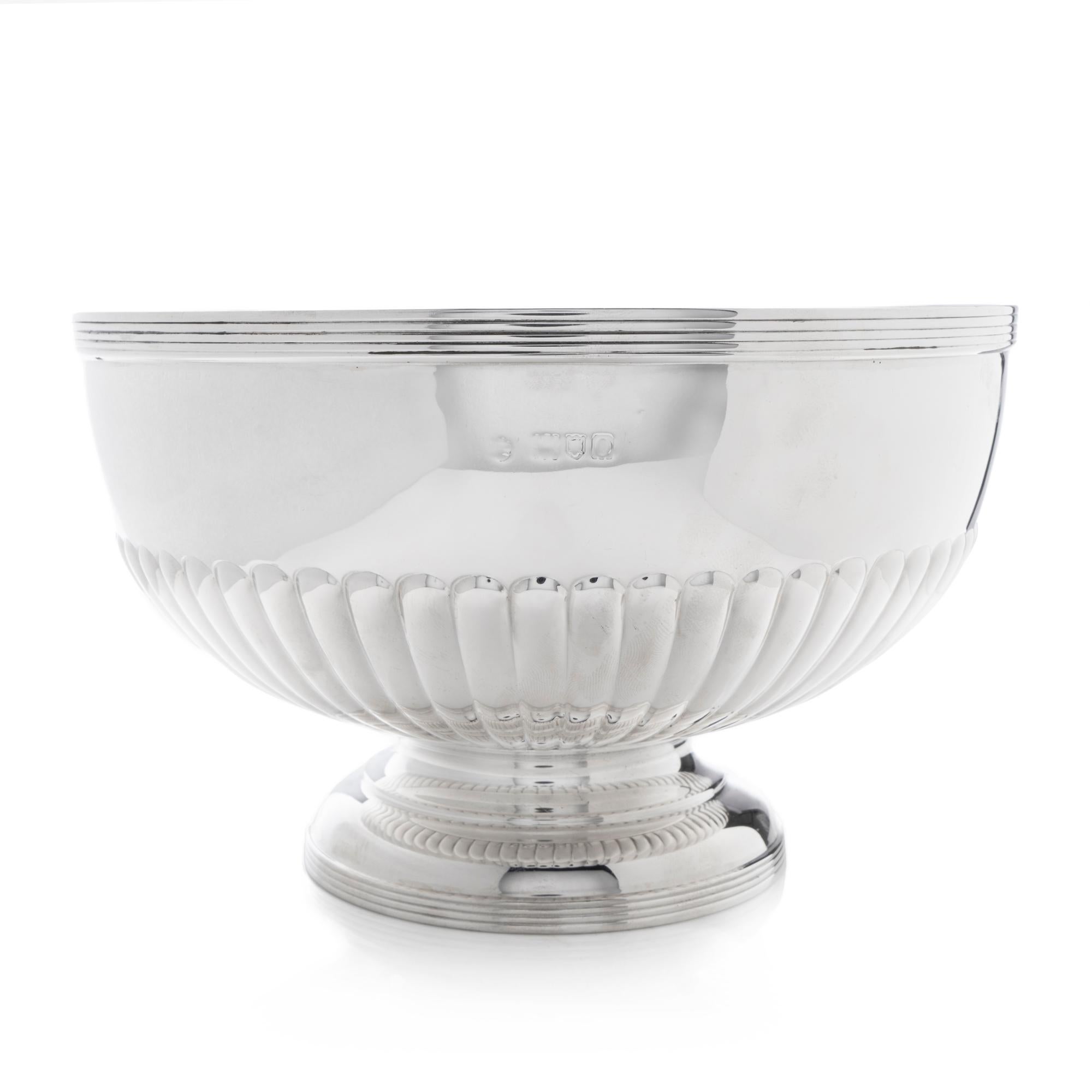 Antique sterling silver bowl.
Made in England, London 1909
Maker: Lowe Chester
Fully hallmarked. 

Dimensions - 
Diameter: 20.4 cm
Height: 12.5 cm
Total Weight: 496 grams

Condition: Pre-owned, minor signs of usage, excellent condition