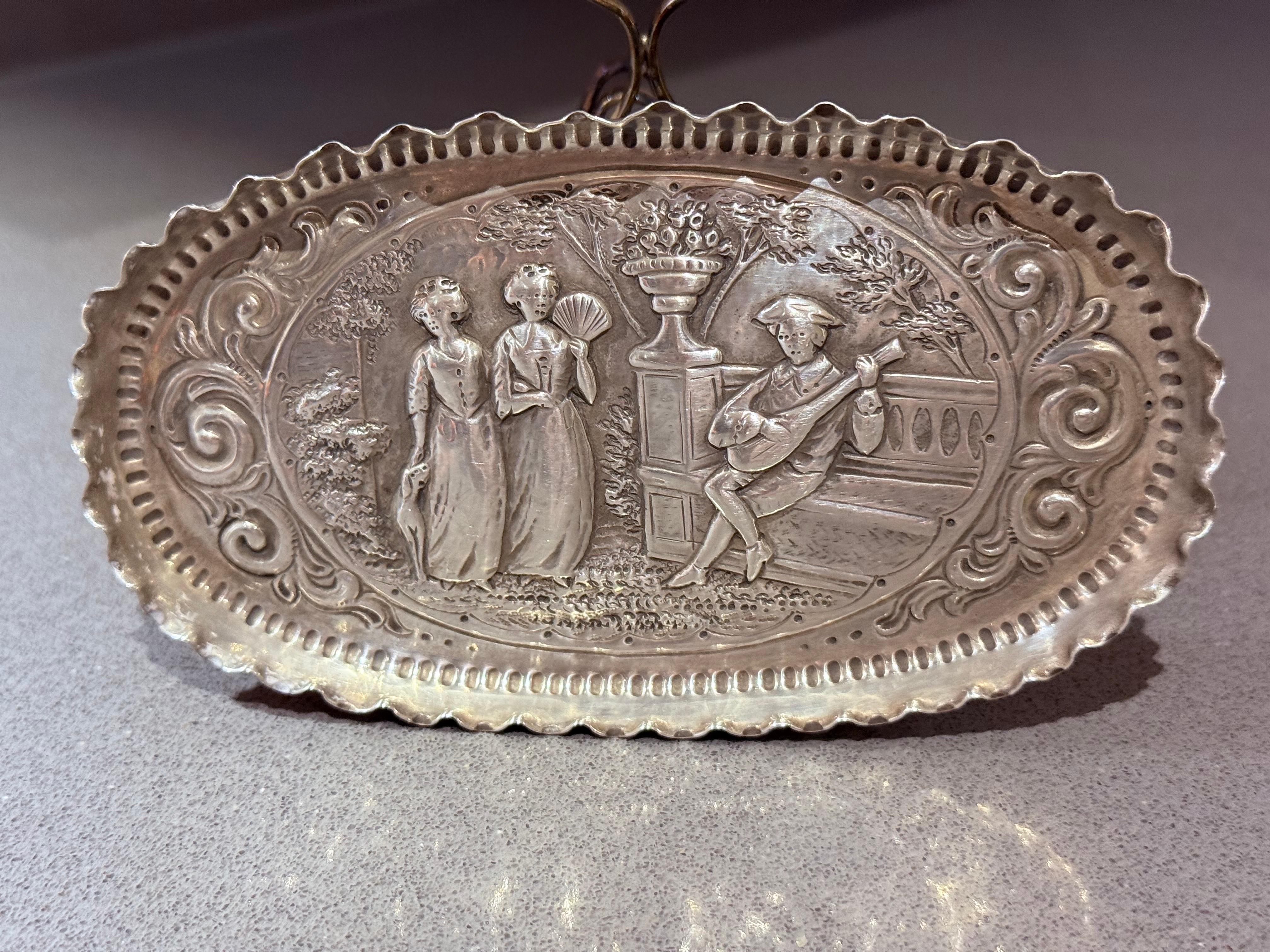 Antike Sterling Silber Schale Kleiner Obstkorb Relief Pictori Dekoratives Objekt (Barock) im Angebot