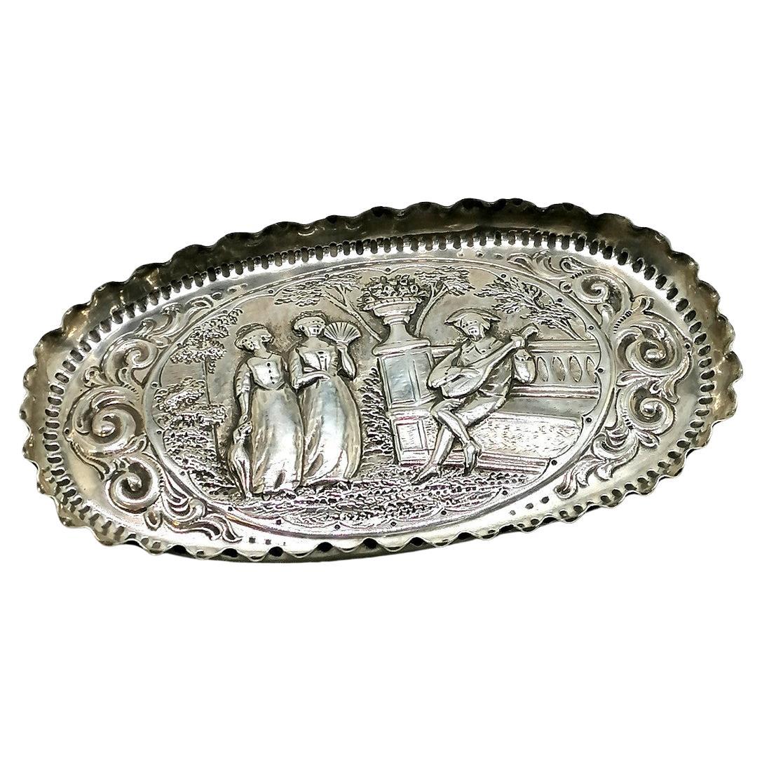 Antike silberne Schale kleiner Obstkorb mit Relief, durchbrochenes dekoratives Objekt gepunztes Sterlingsilber ovale Bon Bon Schale Schüssel komplizierte ausgeschnittene & geprägte Details
Wunderschöne Bon-Bon-Schale aus Sterlingsilber.
Vollständig