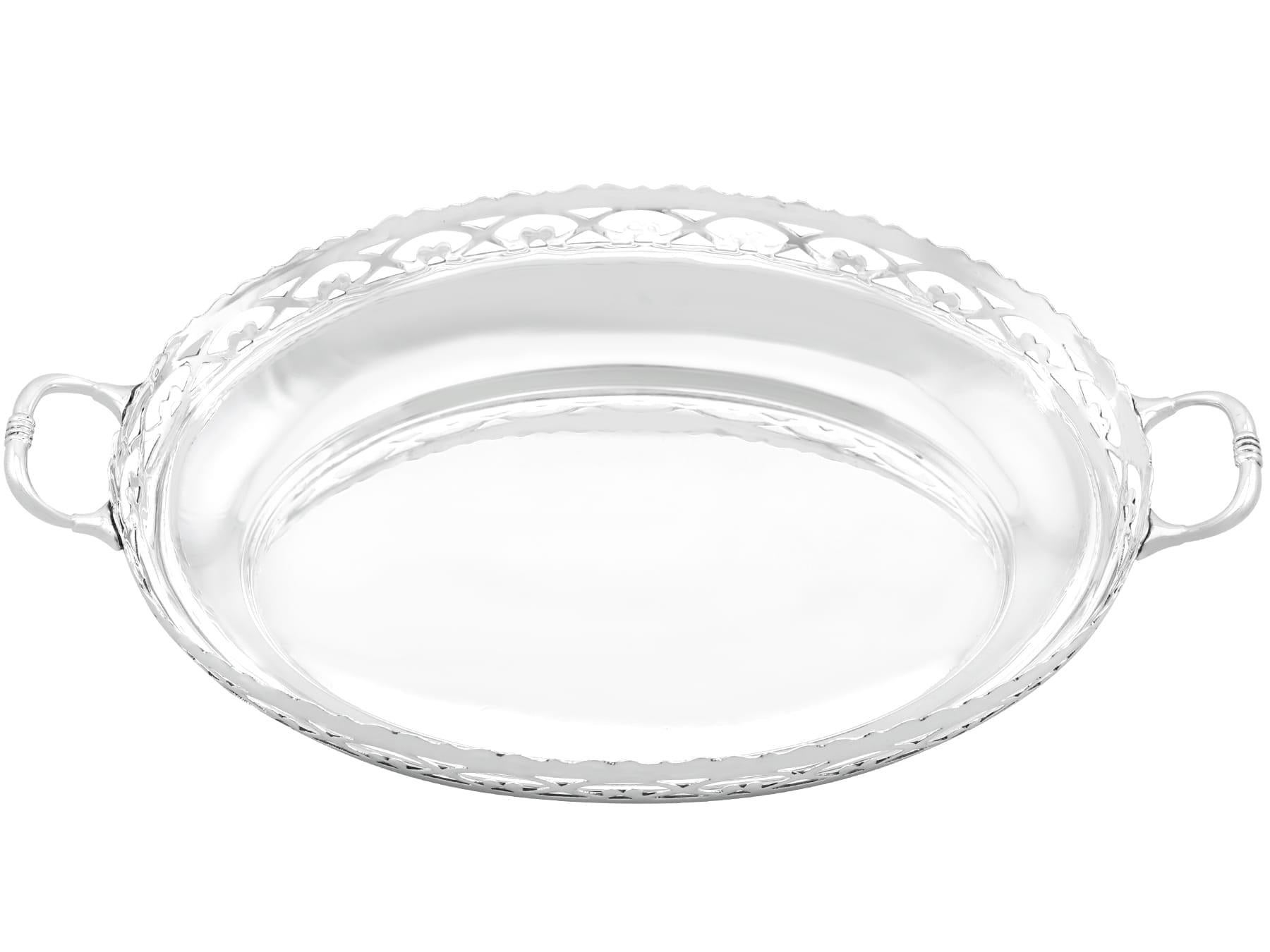 Sterling Silver Bread Dish - Antique George V (1932)

An exceptional, fine and impressive antique George V English sterling silver bread dish; an addition to our dining silverware collection


Description
This exceptional, fine and impressive