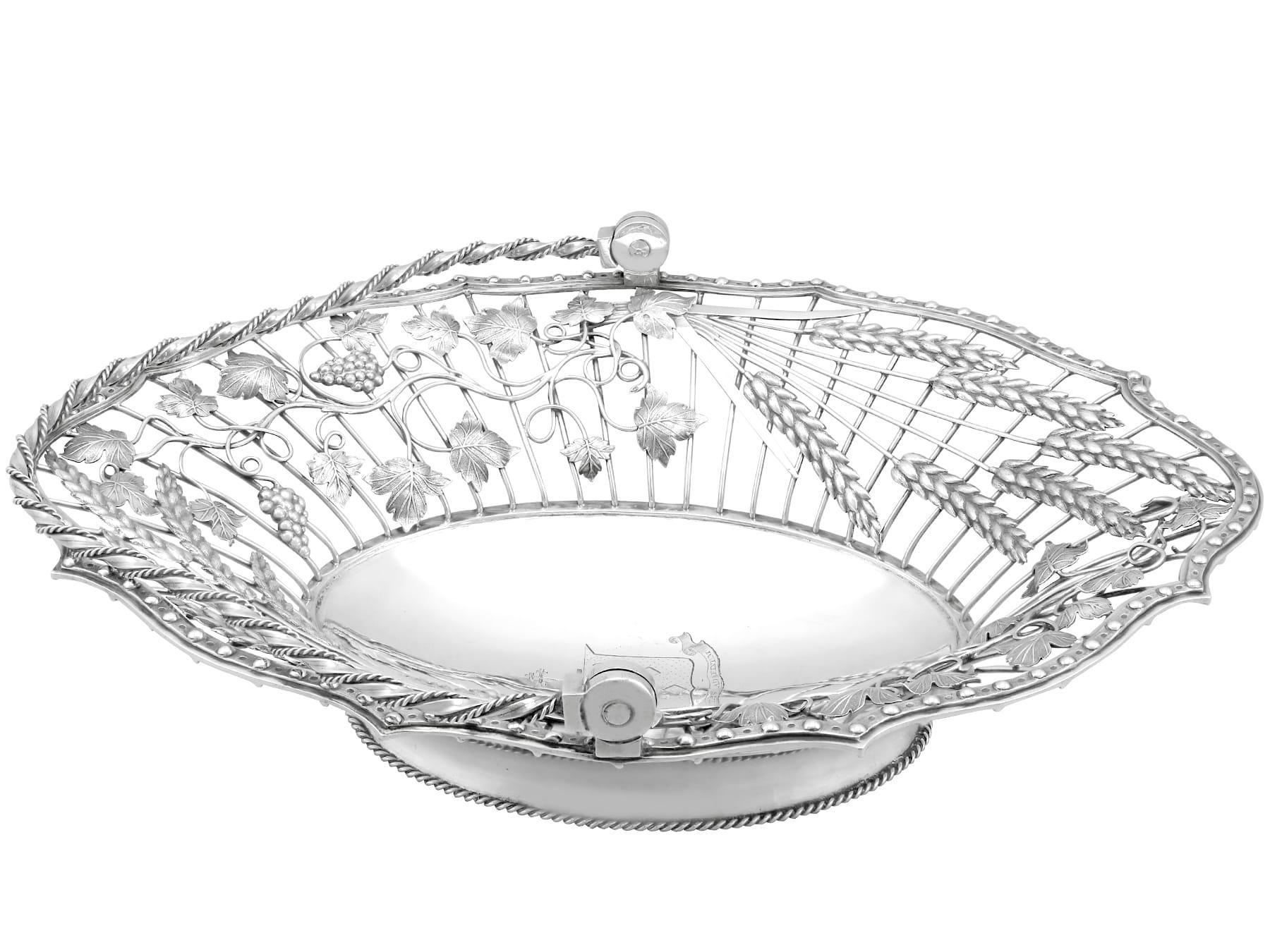 Antique Sterling Silver Cake / Fruit Basket (1767) In Excellent Condition For Sale In Jesmond, Newcastle Upon Tyne