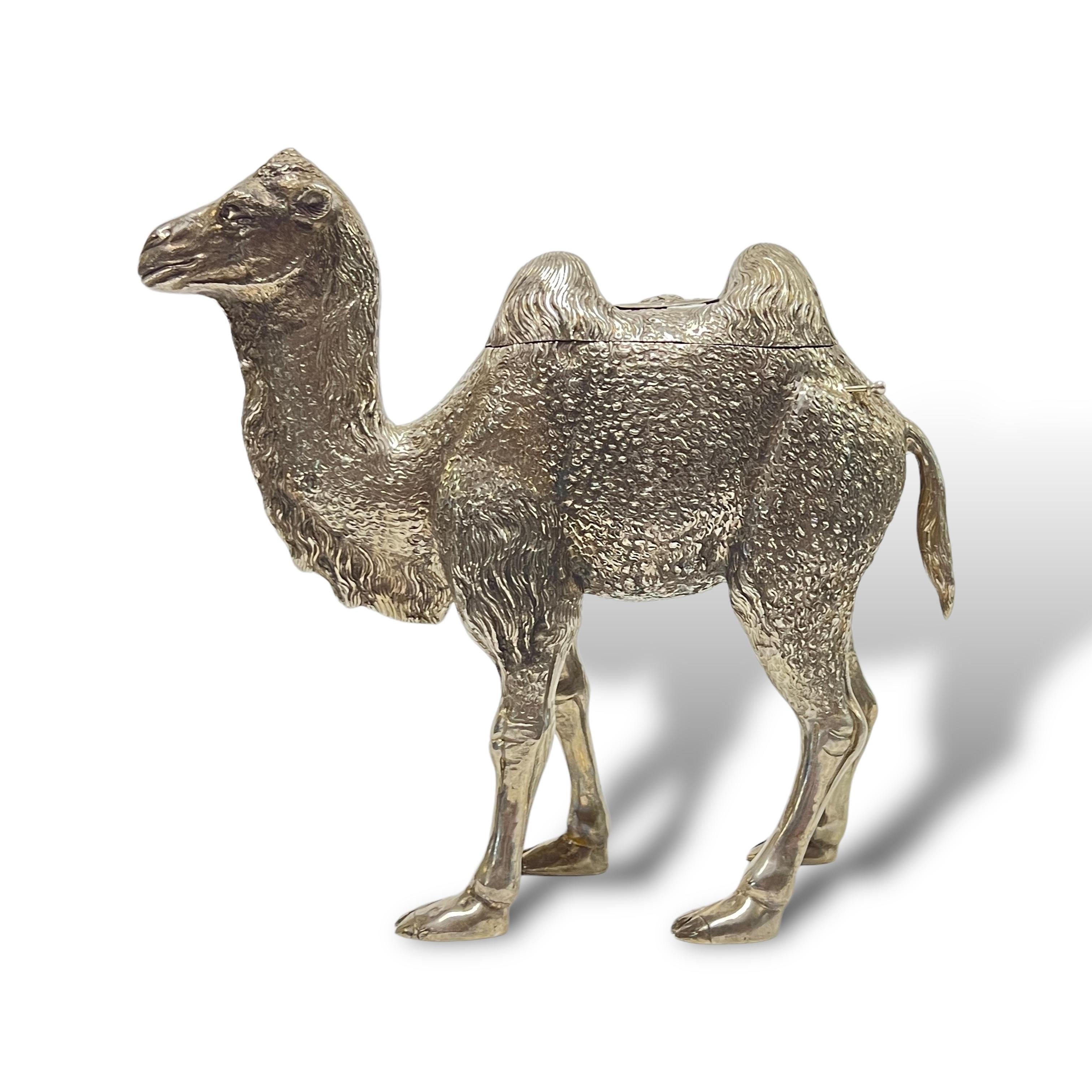 XIX secolo Antico automa d'argento a forma di cammello con uccello canterino in vendita