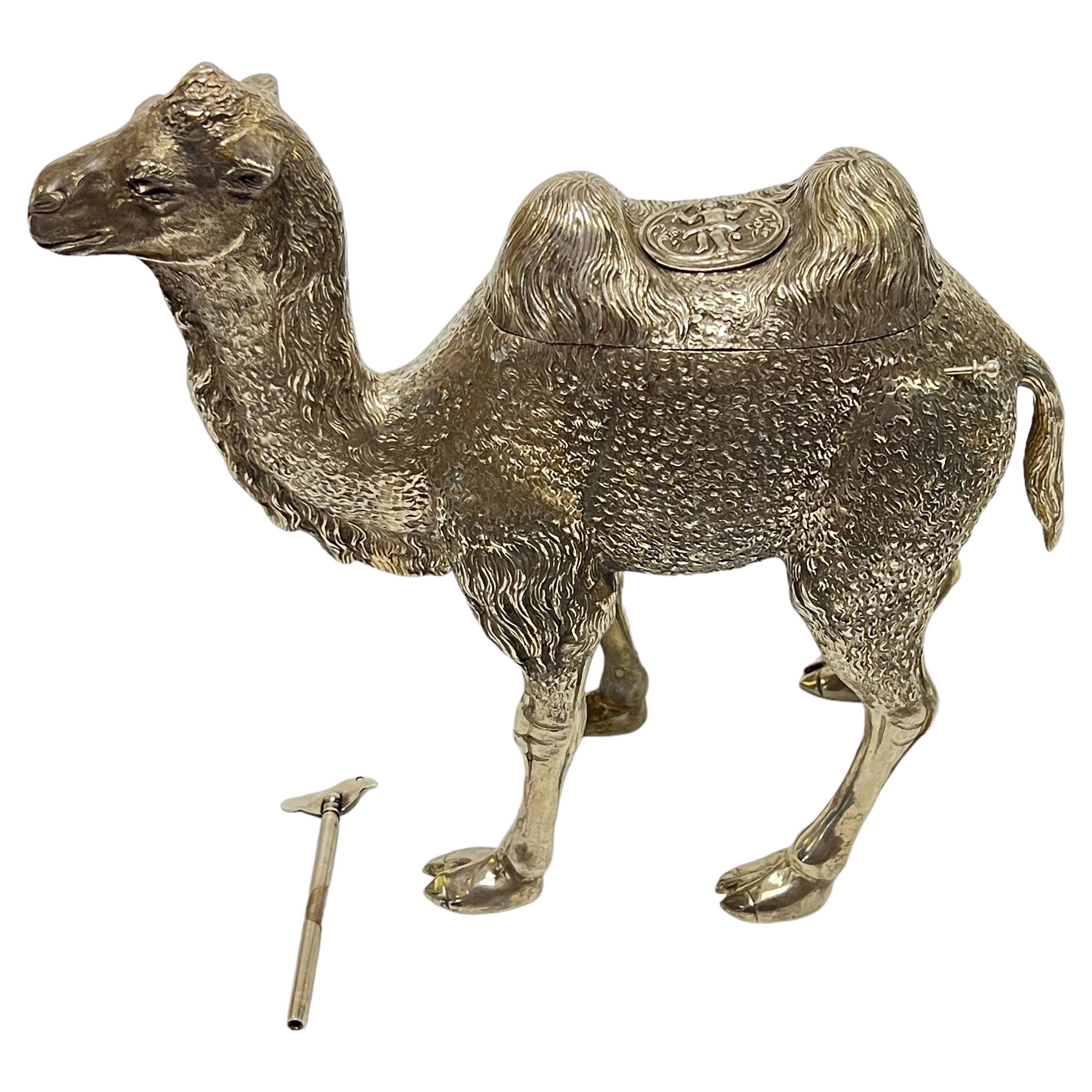 Autómata antiguo de plata de ley con forma de camello y pájaro cantor