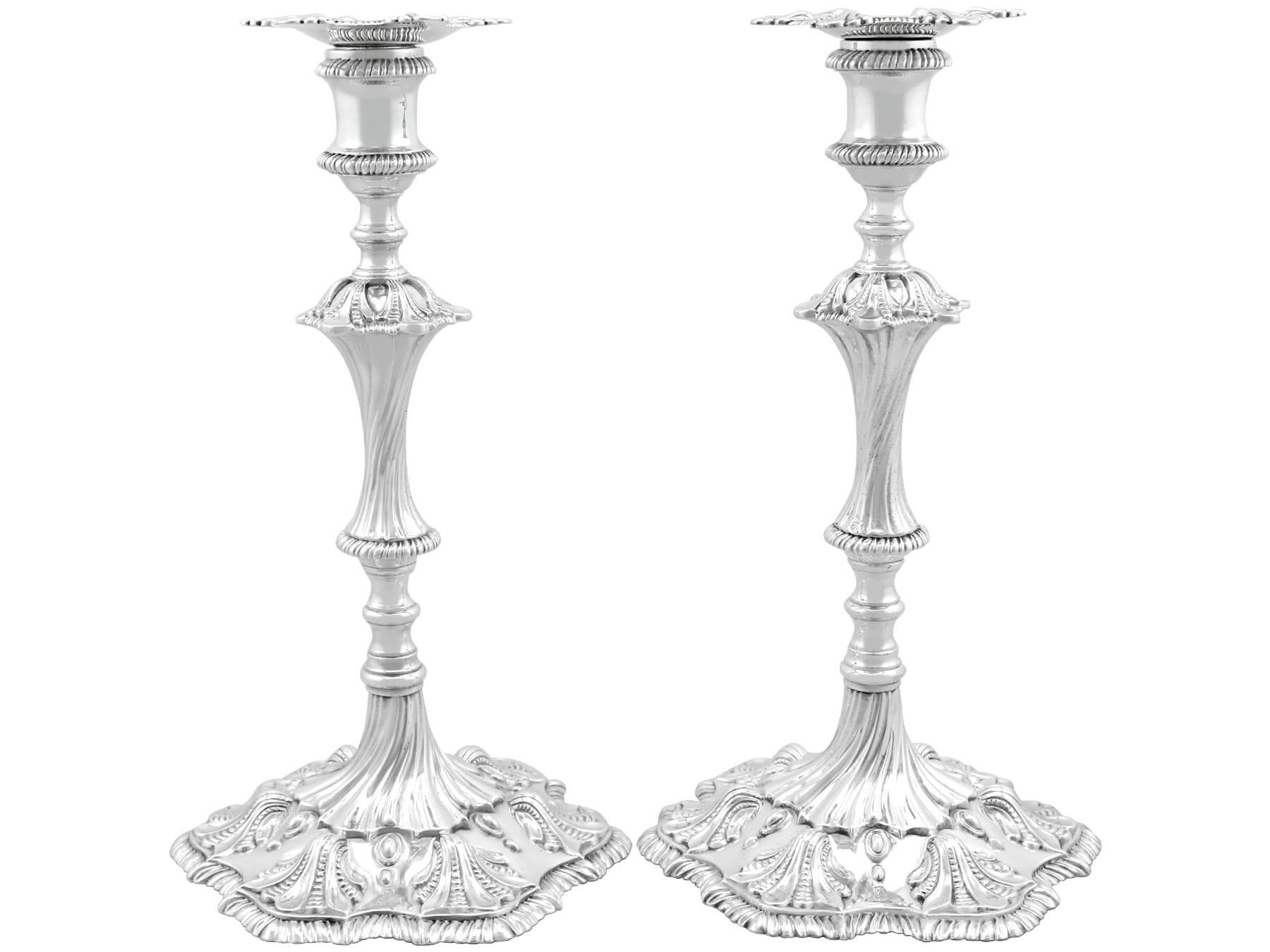 Une magnifique, fine et impressionnante paire de chandeliers anciens en argent sterling coulé de George III anglais, fabriqués par Edmund Vincent ; un ajout à notre collection d'argenterie ornementale.

Ces magnifiques chandeliers anciens en