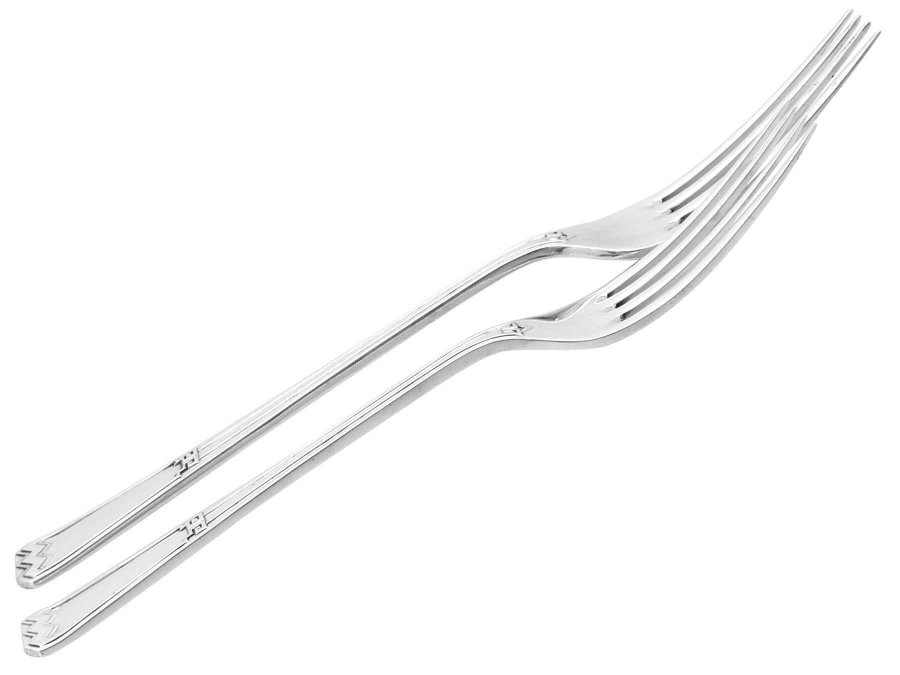Art Deco Sterling Silver Canteen of Cutlery for Twelve Persons In Excellent Condition For Sale In Jesmond, Newcastle Upon Tyne