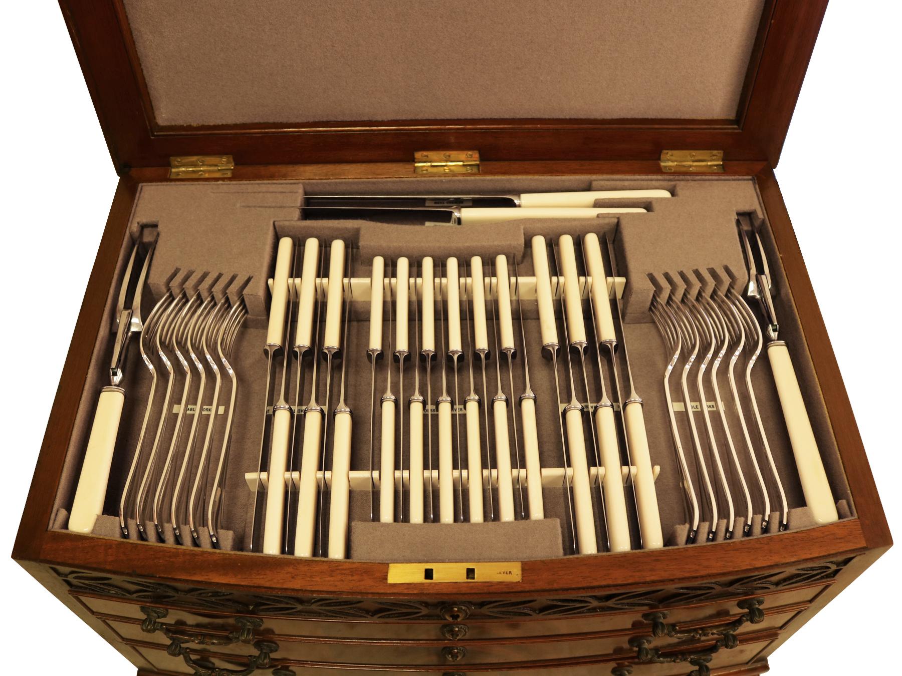 An exceptional, fine and impressive, comprehensive antique English sterling silver Windsor I pattern flatware service for twelve persons - mahogany boxed; an addition to our canteen of cutlery collection.

The pieces of this impressive, antique